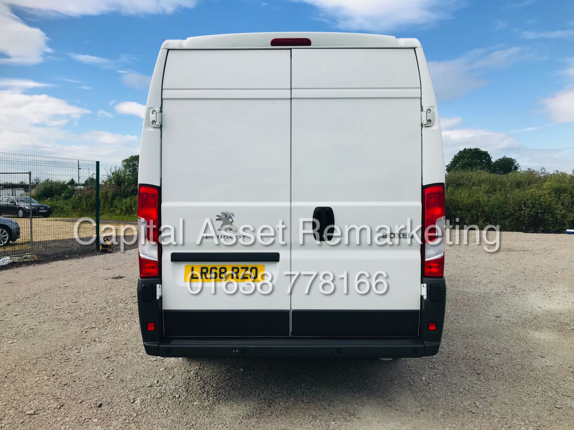 (ON SALE) PEUGEOT BOXER 2.0 BLUE-HDI "PROFESSIONAL" L4 "MAXI" 1 OWNER (2019 MODEL) AIR CON - SAT NAV - Image 10 of 23