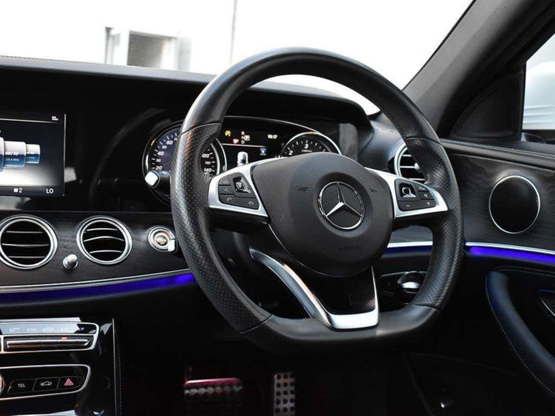 MERCEDES E220d "AMG LINE" 9G AUTO SALOON - 19 REG - HUGE SPEC - SAT NAV - LEATHER - WHITE!!! - Image 12 of 13