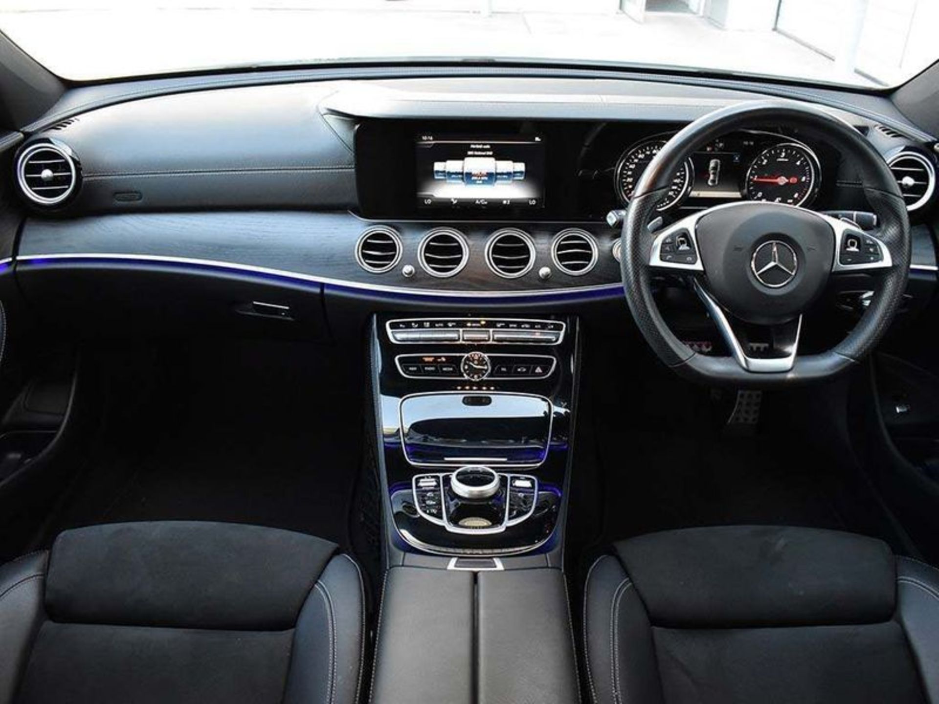 MERCEDES E220d "AMG LINE" 9G AUTO SALOON - 19 REG - HUGE SPEC - SAT NAV - LEATHER - WHITE!!! - Image 4 of 13