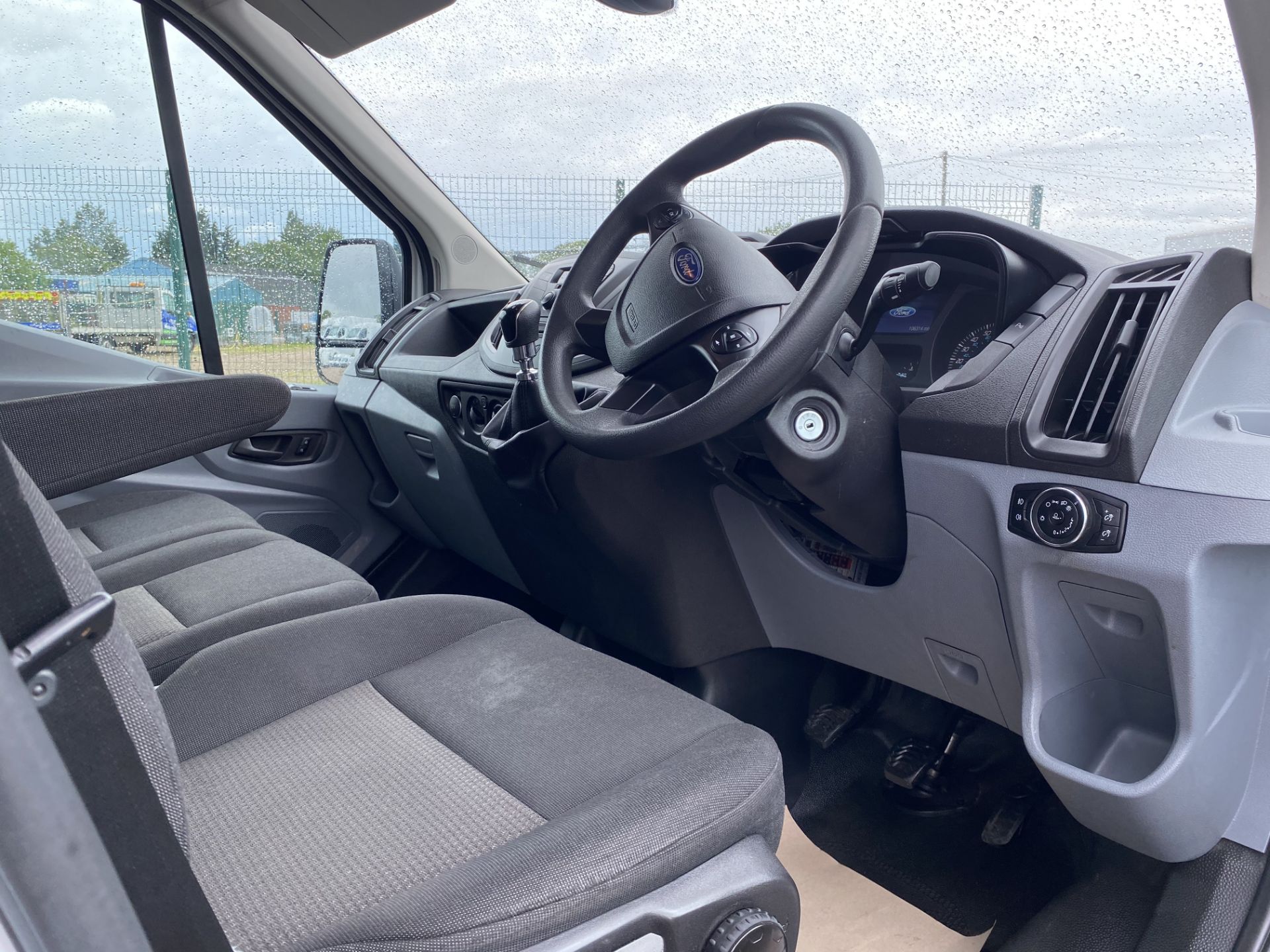 FORD TRANSIT 2.2TDCI (130) XLWB "JUMBO" TWIN WHEELER (2018 MODEL) 1 OWNER - EURO 6 - L4H3 - LOOK!! - Image 13 of 15