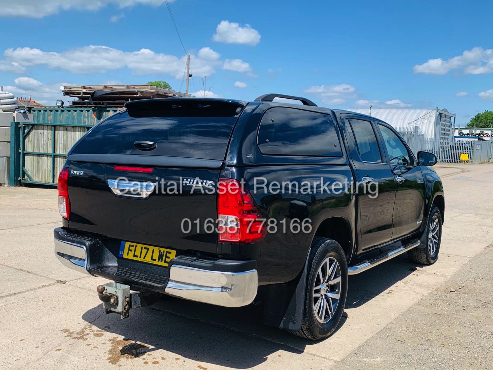 TOYOTA HILUX INVINCIBLE 2.4d4d "AUTO" D/CAB (17 REG - NEW SHAPE) 1 OWNER FSH *SAT NAV* FULLY LOADED - Image 12 of 52