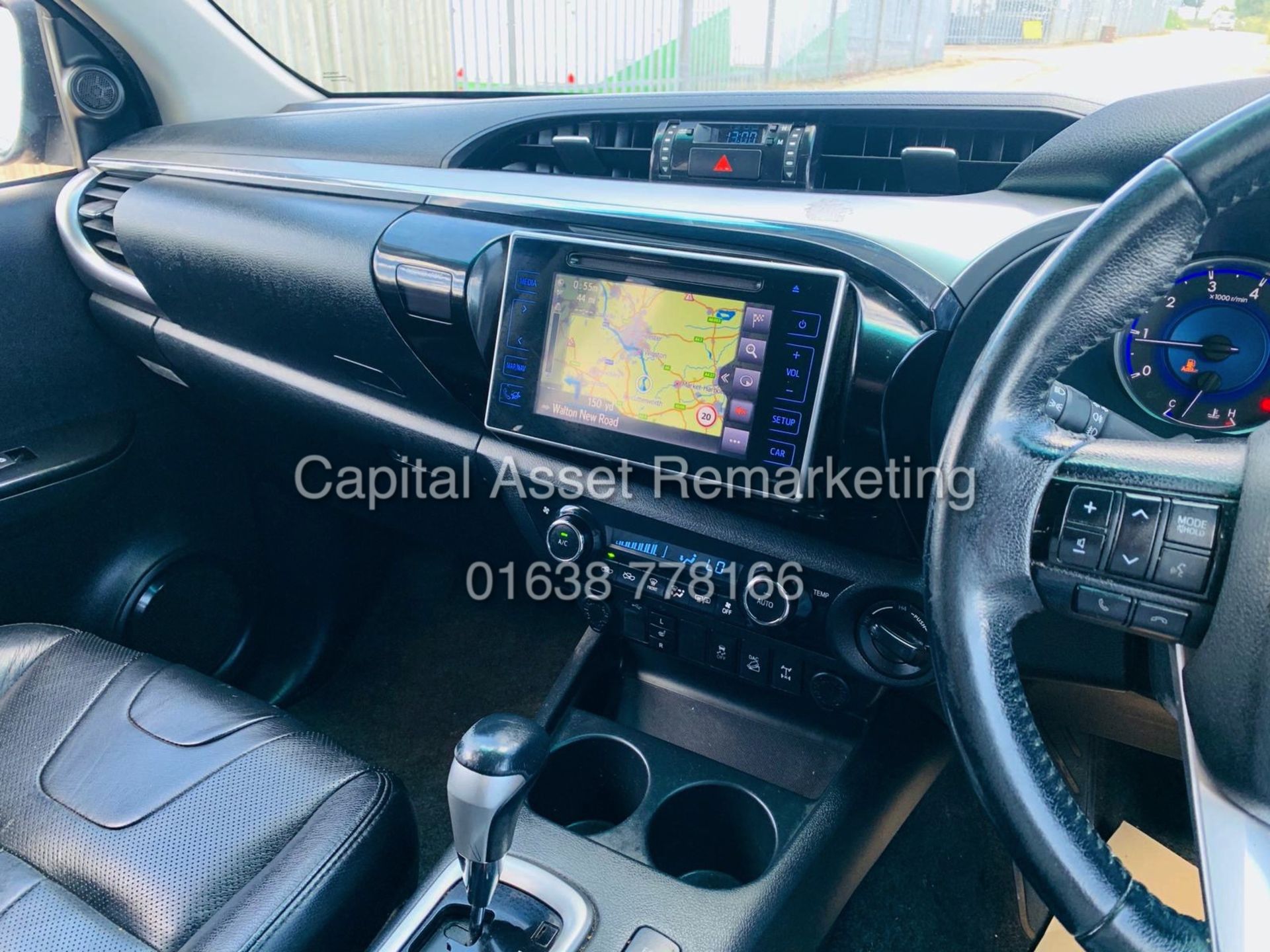 TOYOTA HILUX INVINCIBLE 2.4d4d "AUTO" D/CAB (17 REG - NEW SHAPE) 1 OWNER FSH *SAT NAV* FULLY LOADED - Image 25 of 52