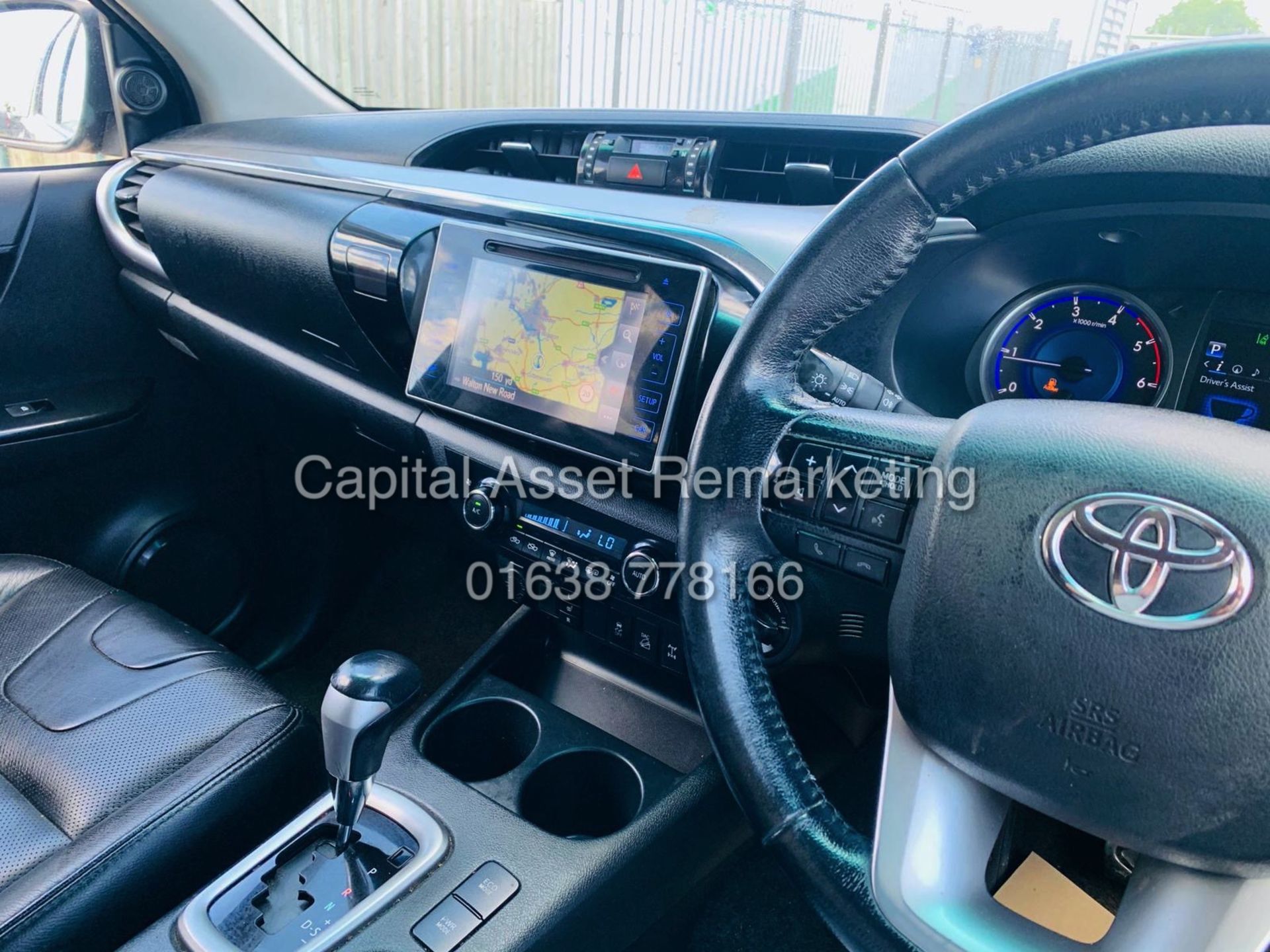 TOYOTA HILUX INVINCIBLE 2.4d4d "AUTO" D/CAB (17 REG - NEW SHAPE) 1 OWNER FSH *SAT NAV* FULLY LOADED - Image 41 of 52