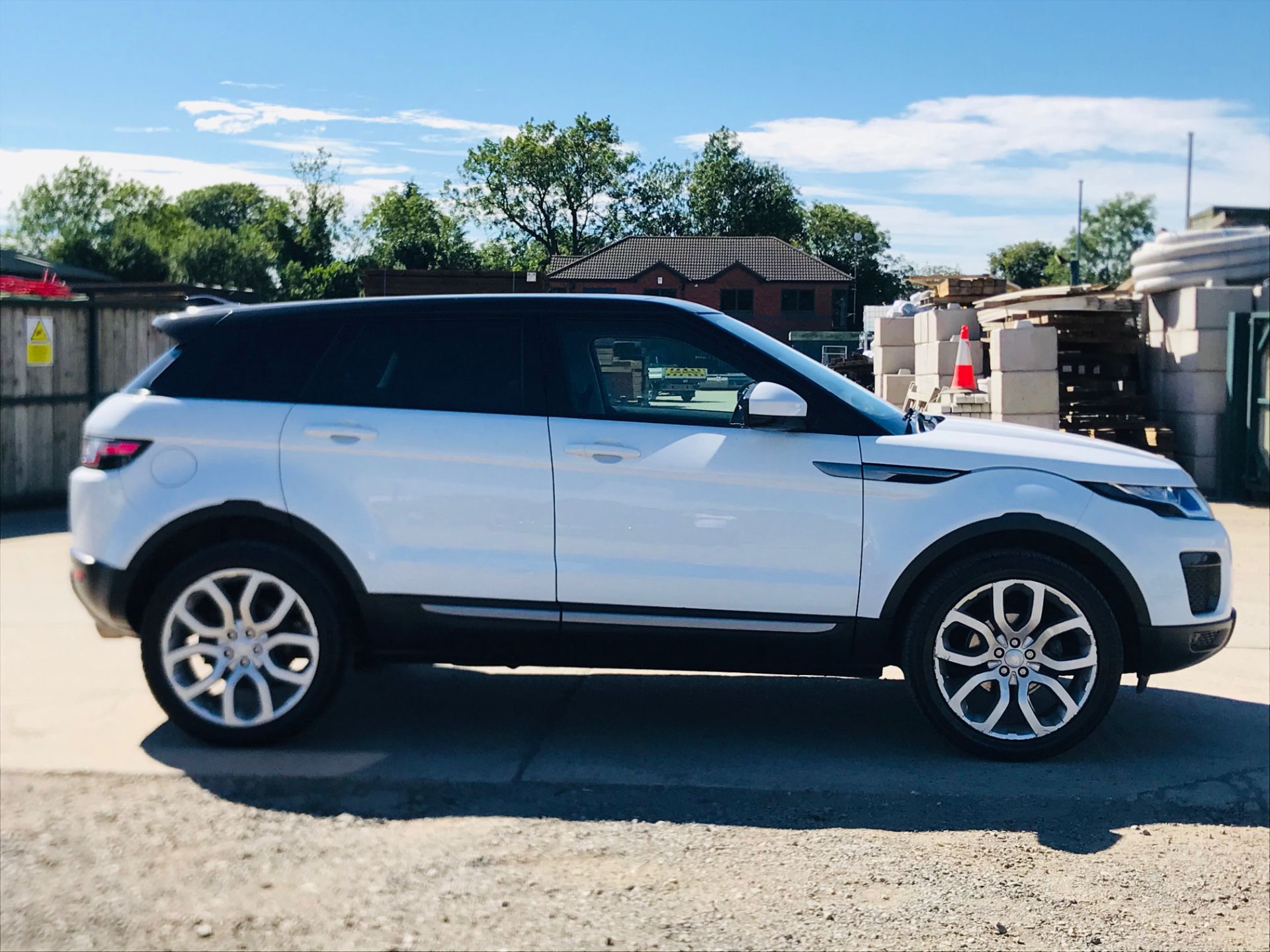 (On Sale) RANGE ROVER EVOQUE *SE* SUV (67 REG) '2.0 ED4 - 150 BHP' *LEATHER & PAN ROOF* (1 OWNER) - Image 16 of 39