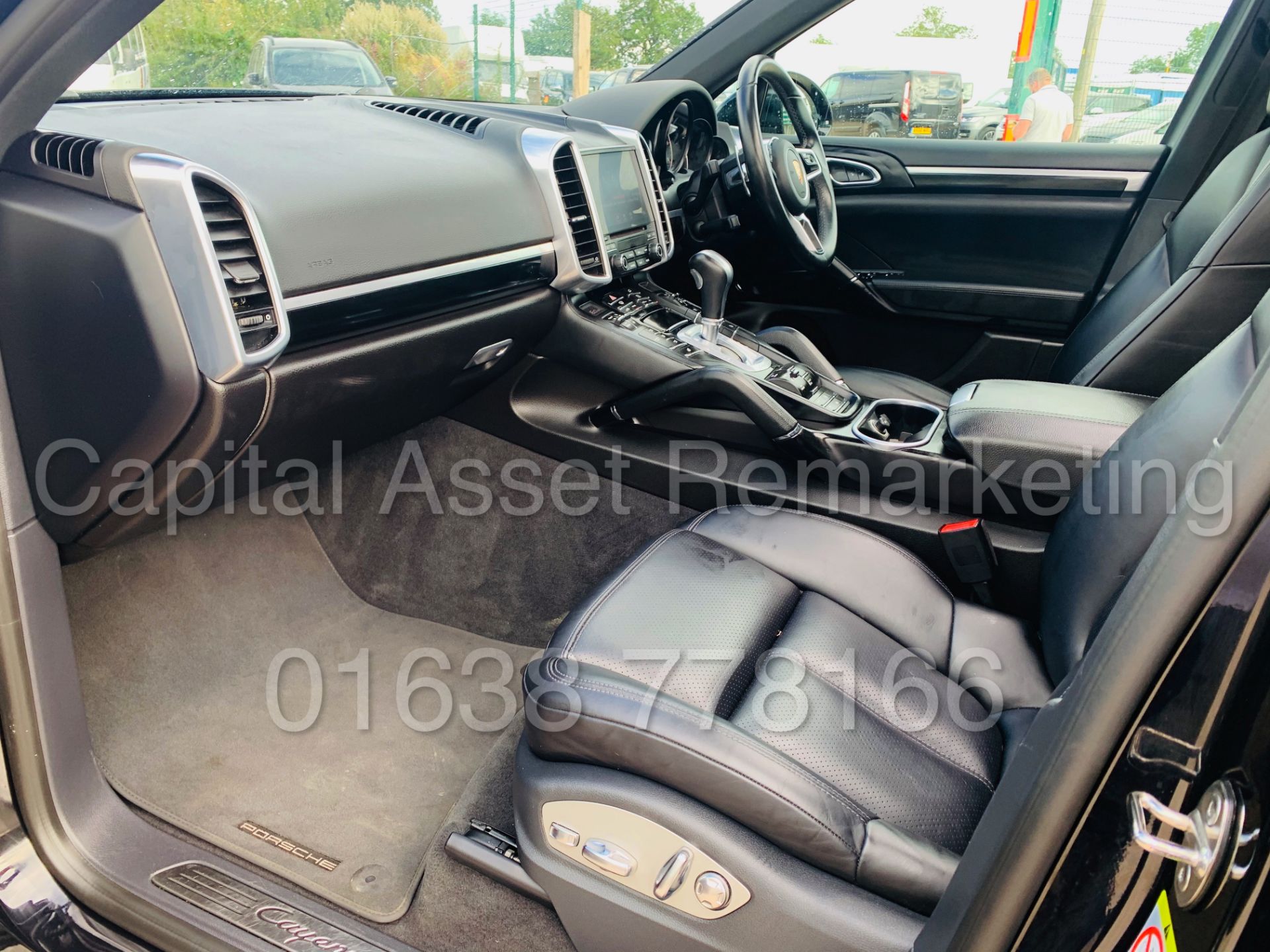 PORSCHE CAYENNE *SPORTS SUV* (2018) '3.0 V6 DIESEL - 262 BHP - 8 SPEED AUTO' **TOP OF THE RANGE** - Image 25 of 62