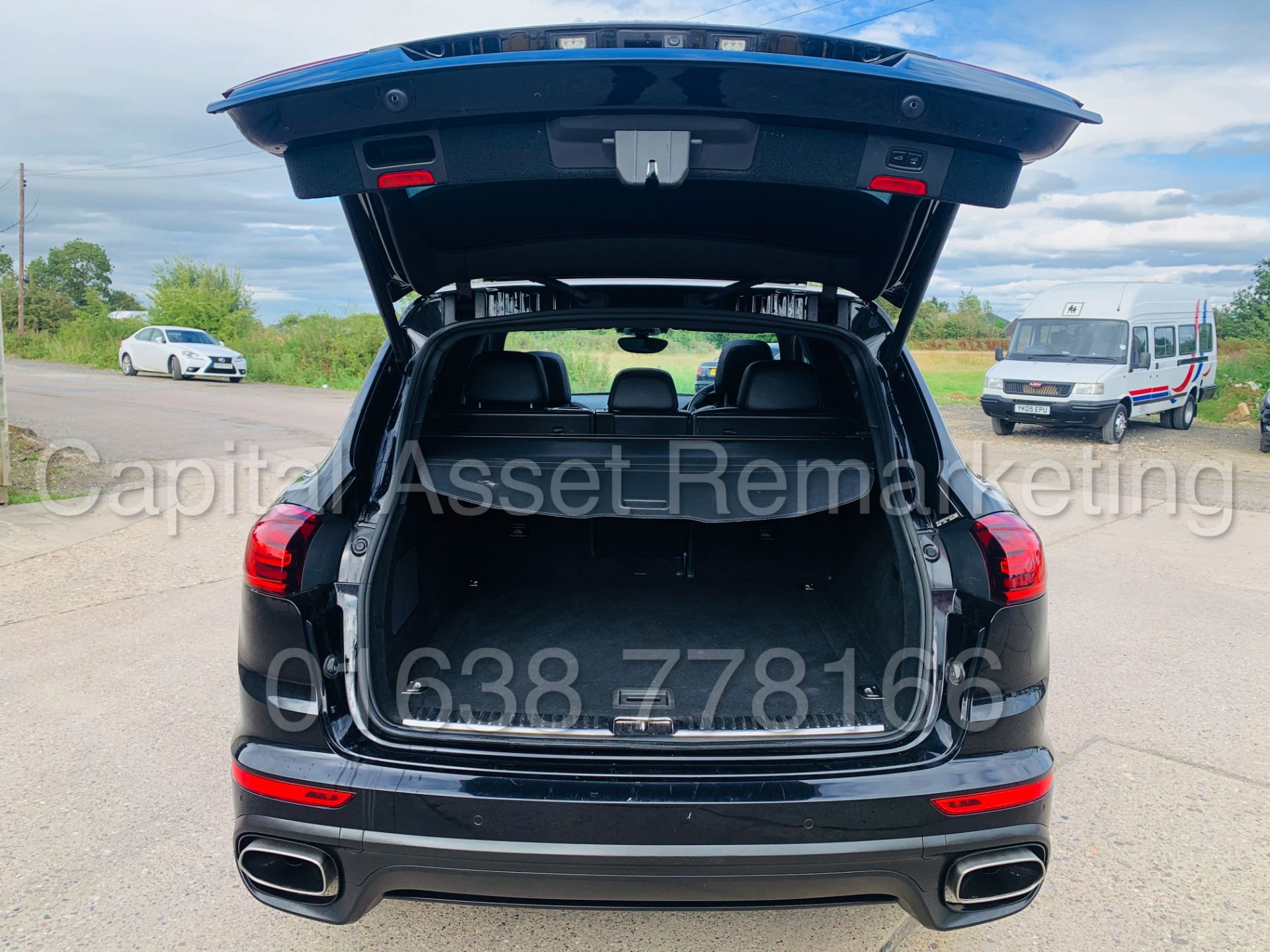 PORSCHE CAYENNE *SPORTS SUV* (2018) '3.0 V6 DIESEL - 262 BHP - 8 SPEED AUTO' **TOP OF THE RANGE** - Image 30 of 62