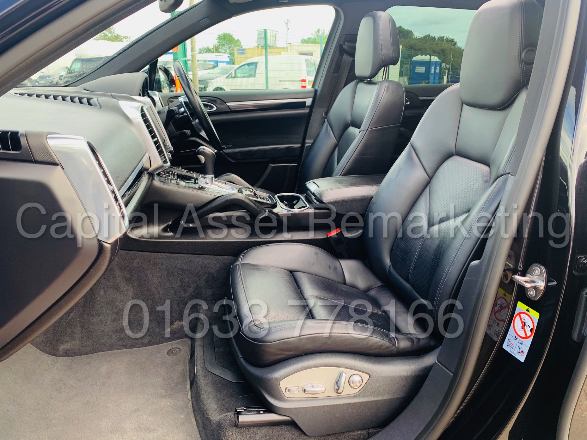 PORSCHE CAYENNE *SPORTS SUV* (2018) '3.0 V6 DIESEL - 262 BHP - 8 SPEED AUTO' **TOP OF THE RANGE** - Image 26 of 62