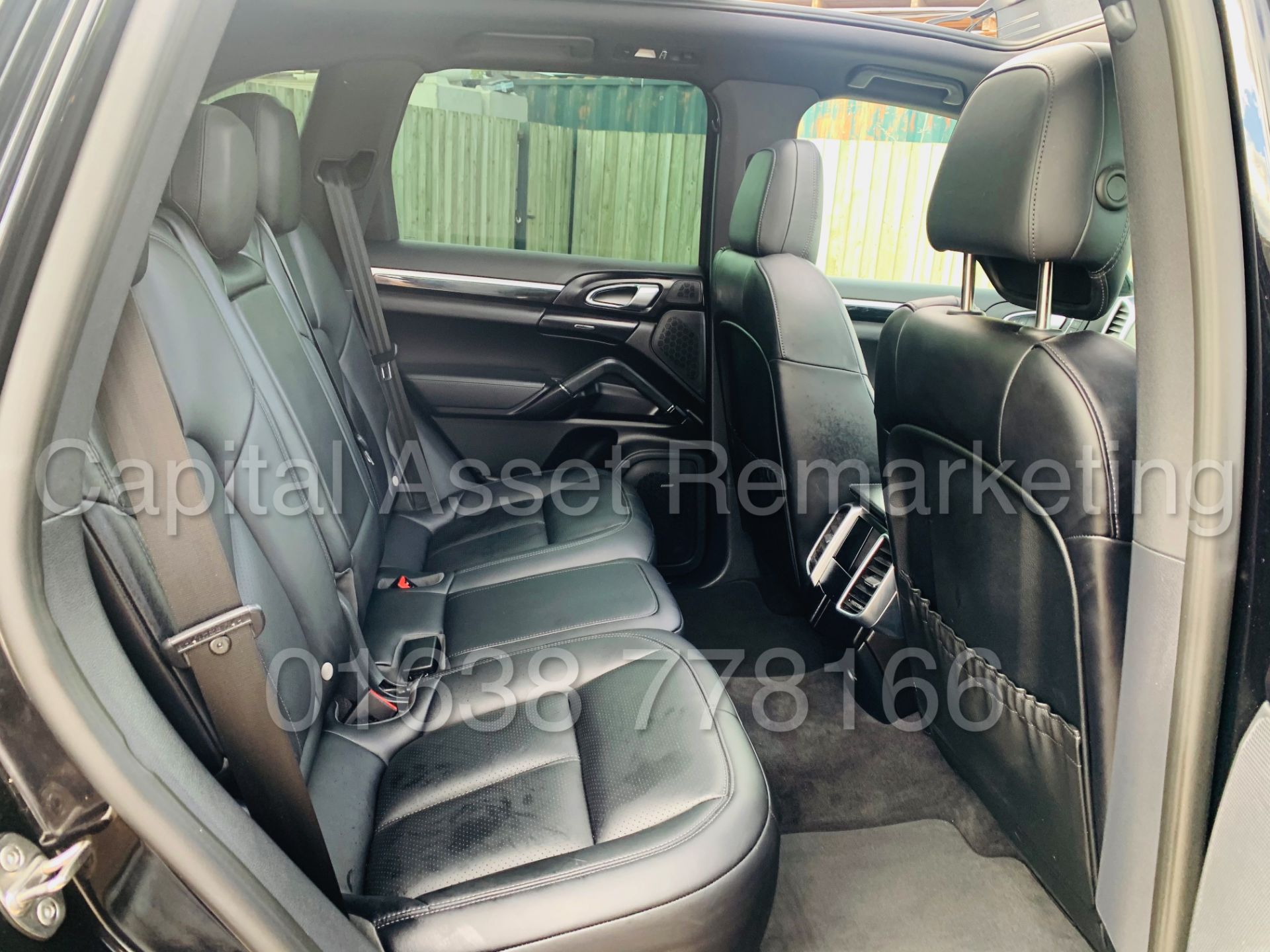 PORSCHE CAYENNE *SPORTS SUV* (2018) '3.0 V6 DIESEL - 262 BHP - 8 SPEED AUTO' **TOP OF THE RANGE** - Image 34 of 62