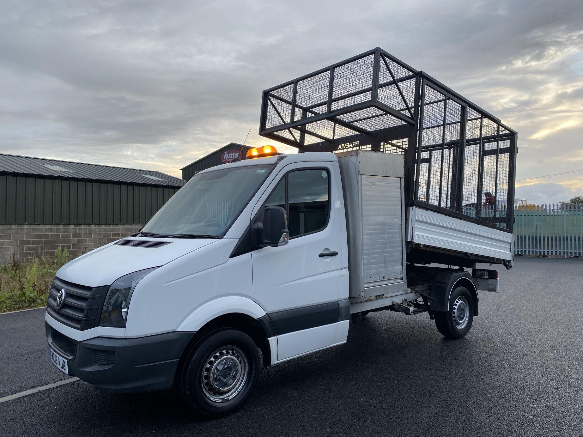 (On Sale) VOLKSWAGEN CRAFTER CR35 2.0TDI CAGED TIPPER TRUCK - 16 REG - ONLY 35K MILES - 1 OWNER - Image 4 of 8