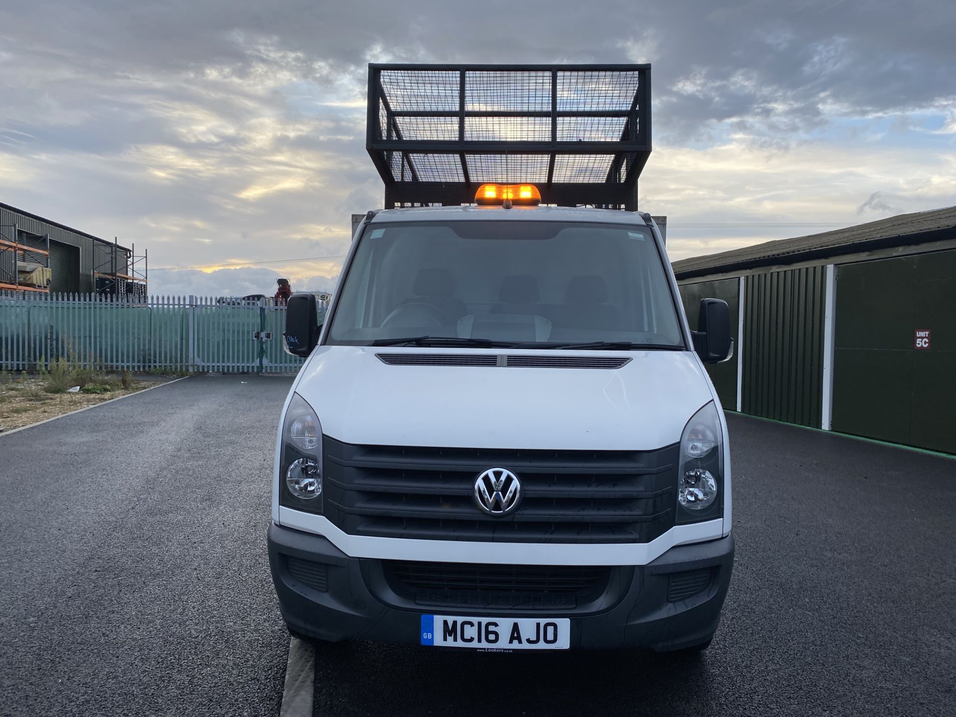 (On Sale) VOLKSWAGEN CRAFTER CR35 2.0TDI CAGED TIPPER TRUCK - 16 REG - ONLY 35K MILES - 1 OWNER - Image 3 of 8