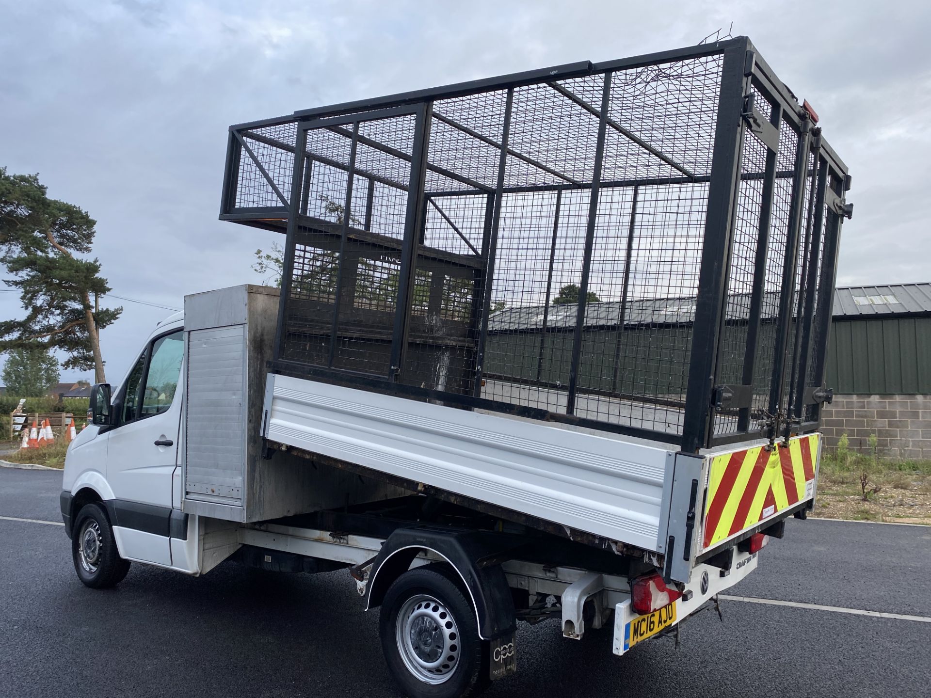 (On Sale) VOLKSWAGEN CRAFTER CR35 2.0TDI CAGED TIPPER TRUCK - 16 REG - ONLY 35K MILES - 1 OWNER - Image 5 of 8