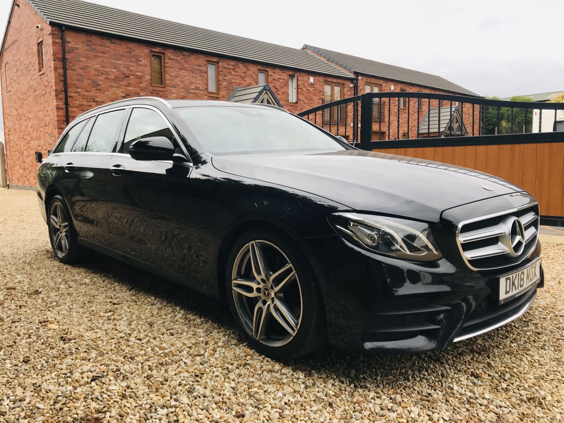 MERCEDES E350d "AMG LINE PREMIUM" AUTO ESTATE (18 REG) PAN ROOF - LEATHER - COMMAND - 1 KEEPER!! - Image 4 of 40