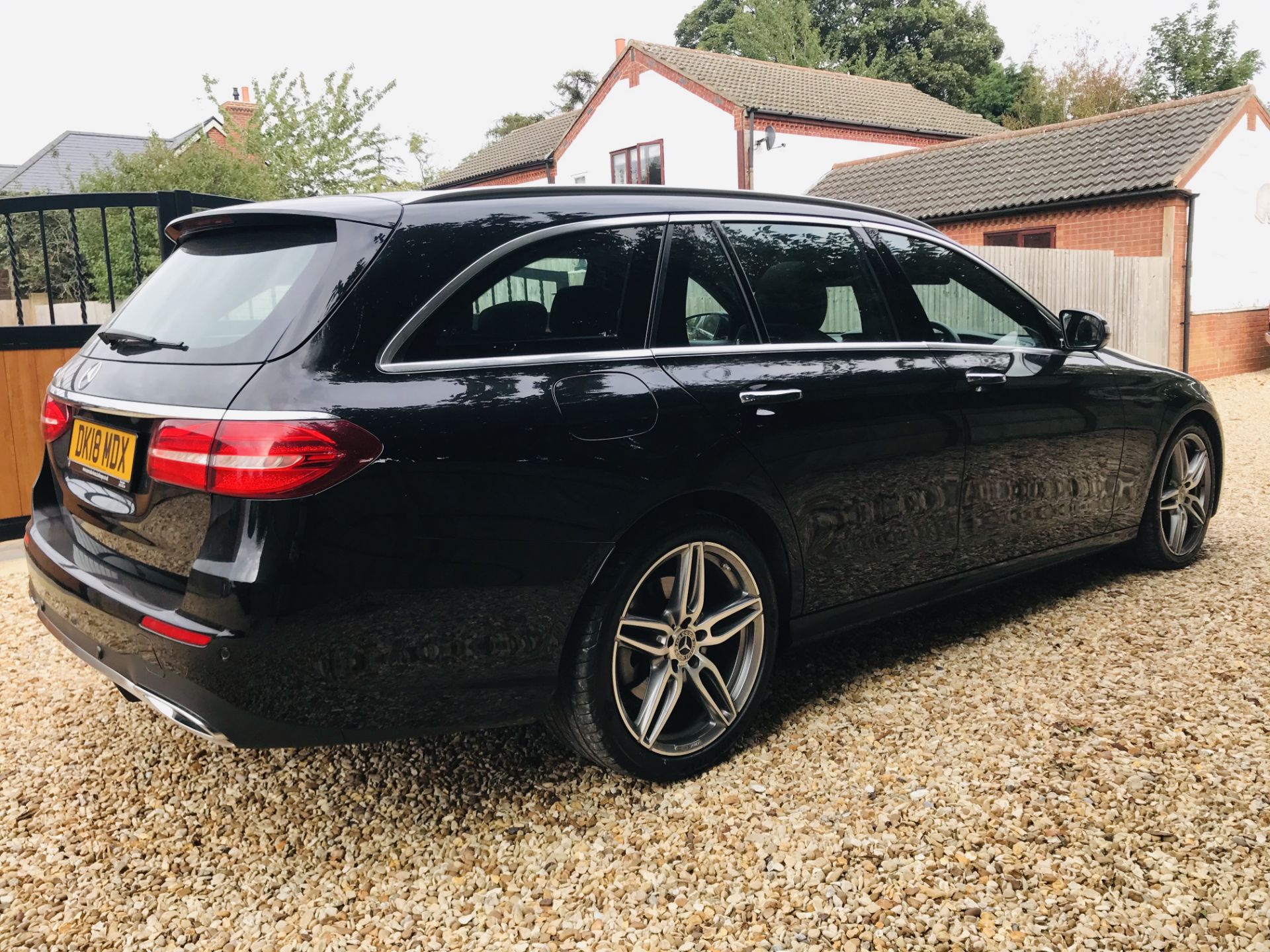 MERCEDES E350d "AMG LINE PREMIUM" AUTO ESTATE (18 REG) PAN ROOF - LEATHER - COMMAND - 1 KEEPER!! - Image 6 of 40