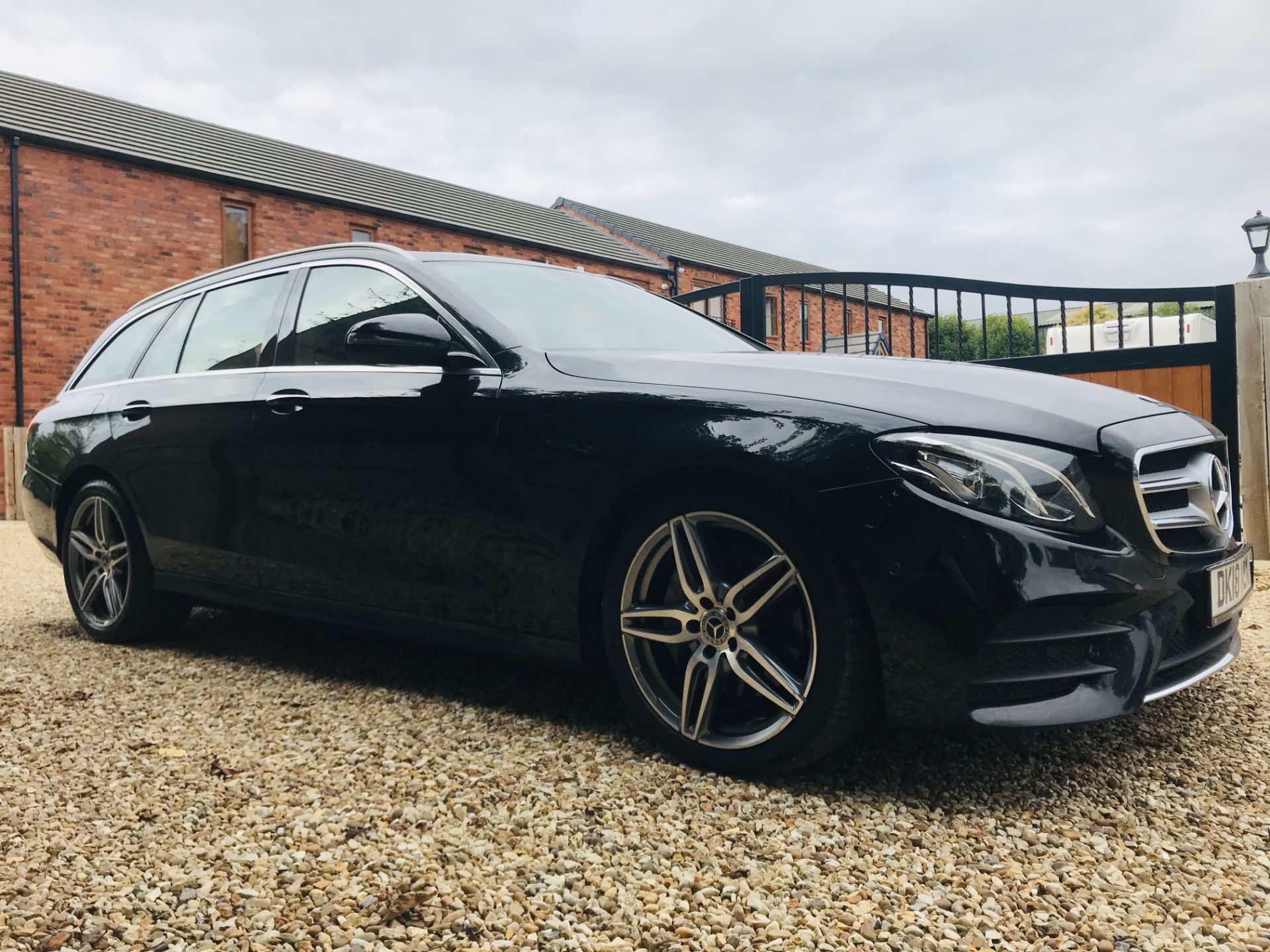 MERCEDES E350d "AMG LINE PREMIUM" AUTO ESTATE (18 REG) PAN ROOF - LEATHER - COMMAND - 1 KEEPER!! - Image 5 of 40