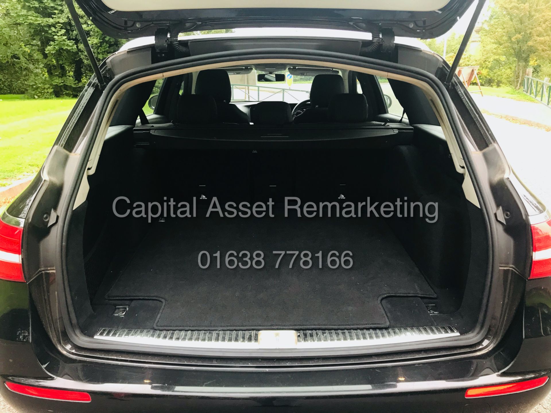 MERCEDES E220d "SE" SPECIAL EQUIPMENT ESTATE "AUTO" (2019 MODEL) 1 KEEPER - LEATHER - SAT NAV - WOW! - Image 34 of 35