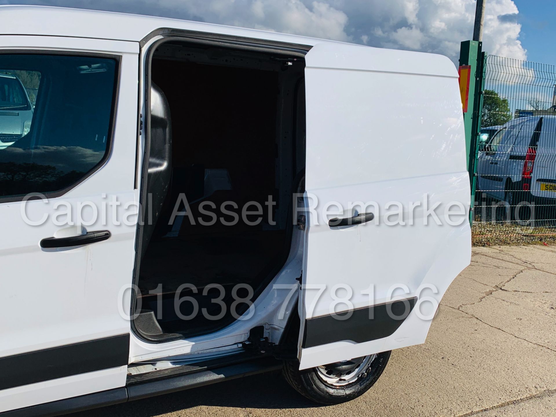 FORD TRANSIT CONNECT *SWB* (2018 - EURO 6) '1.5 TDCI - 6 SPEED' (1 OWNER) *U-LEZ COMPLIANT* - Image 21 of 37