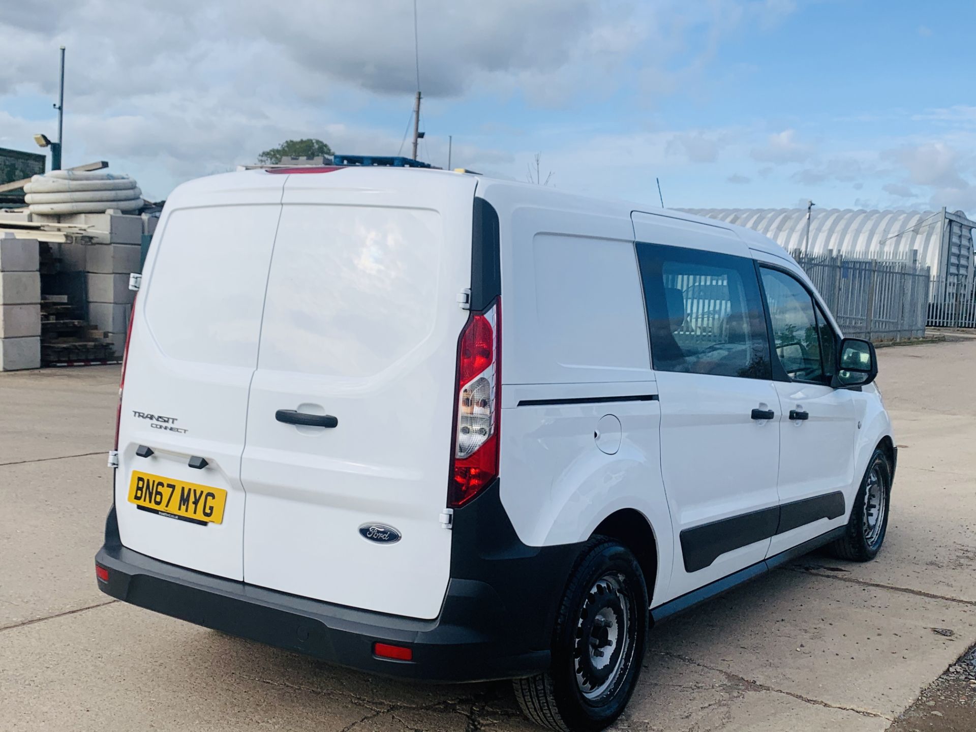 FORD TRANSIT CONNECT *LWB- 5 SEATER CREW VAN* (2018 - EURO 6) 1.5 TDCI - 100 BHP *AIR CON* (1 OWNER) - Image 12 of 40