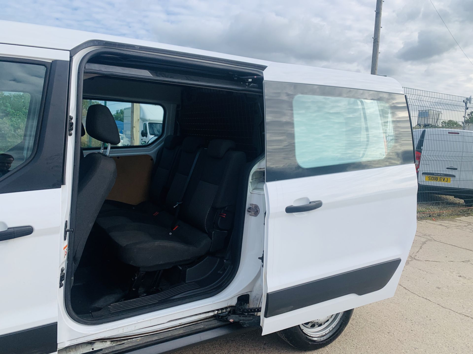 FORD TRANSIT CONNECT *LWB- 5 SEATER CREW VAN* (2018 - EURO 6) 1.5 TDCI - 100 BHP *AIR CON* (1 OWNER) - Image 21 of 40