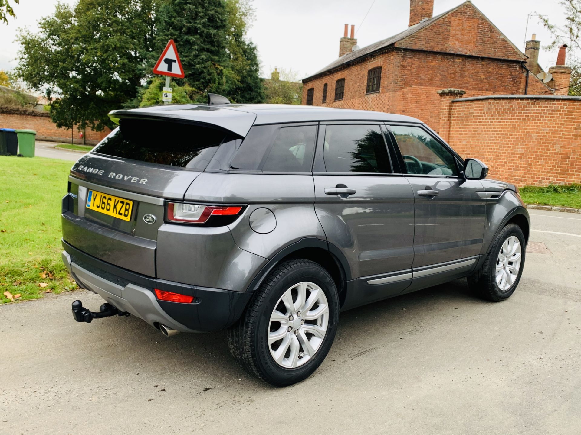 (On Sale) RANGE ROVER EVOQUE *SE TECH* SUV (2017 - EURO 6) '2.0 ED4 - 150 BHP' *LEATHER* (HUGE SPEC) - Image 13 of 48