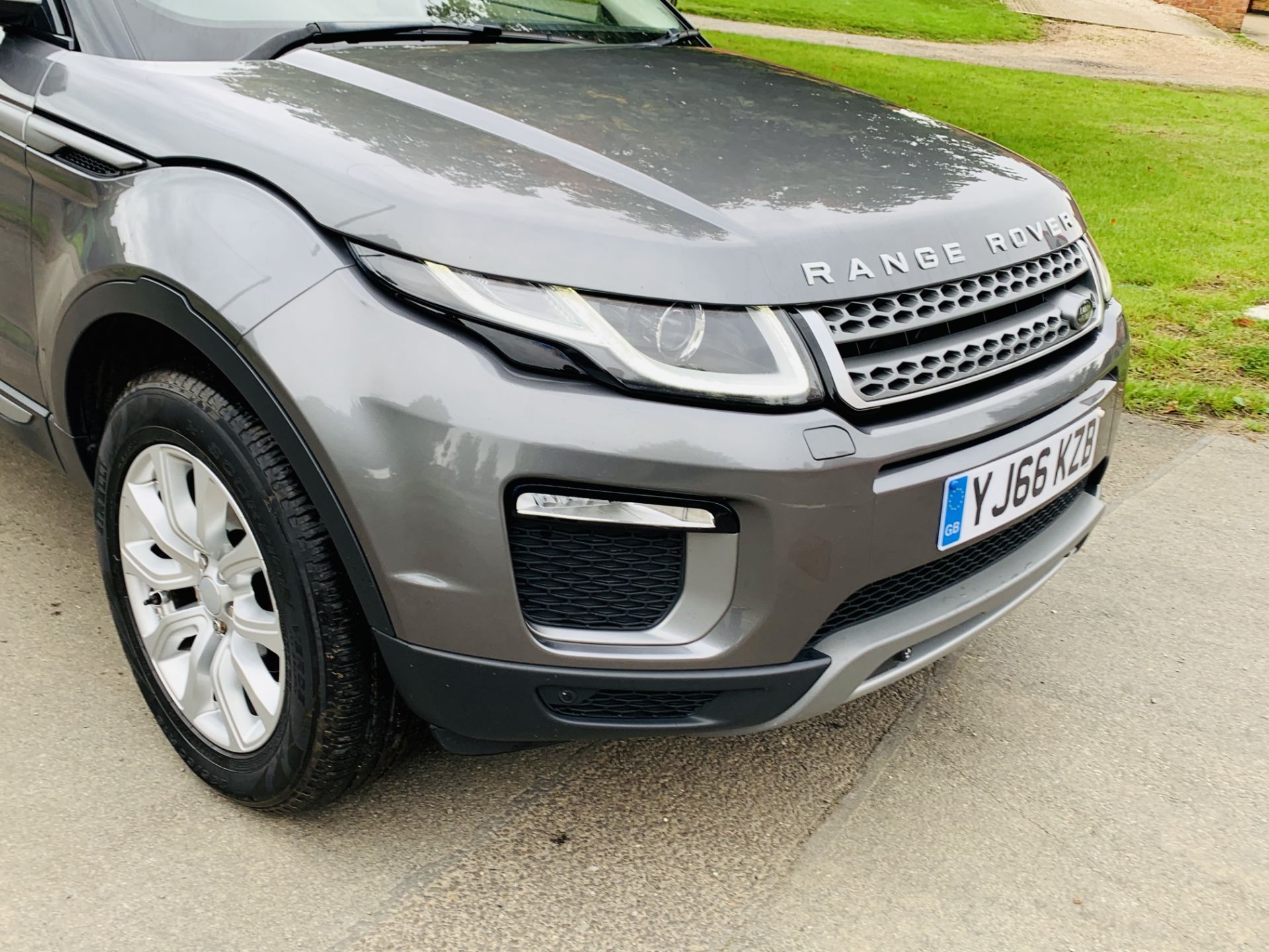 (On Sale) RANGE ROVER EVOQUE *SE TECH* SUV (2017 - EURO 6) '2.0 ED4 - 150 BHP' *LEATHER* (HUGE SPEC) - Image 15 of 48