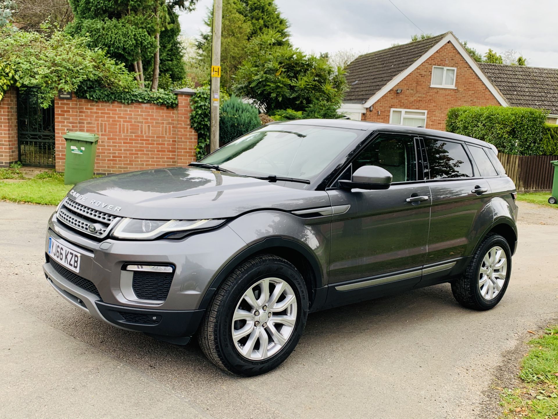 (On Sale) RANGE ROVER EVOQUE *SE TECH* SUV (2017 - EURO 6) '2.0 ED4 - 150 BHP' *LEATHER* (HUGE SPEC) - Image 7 of 48