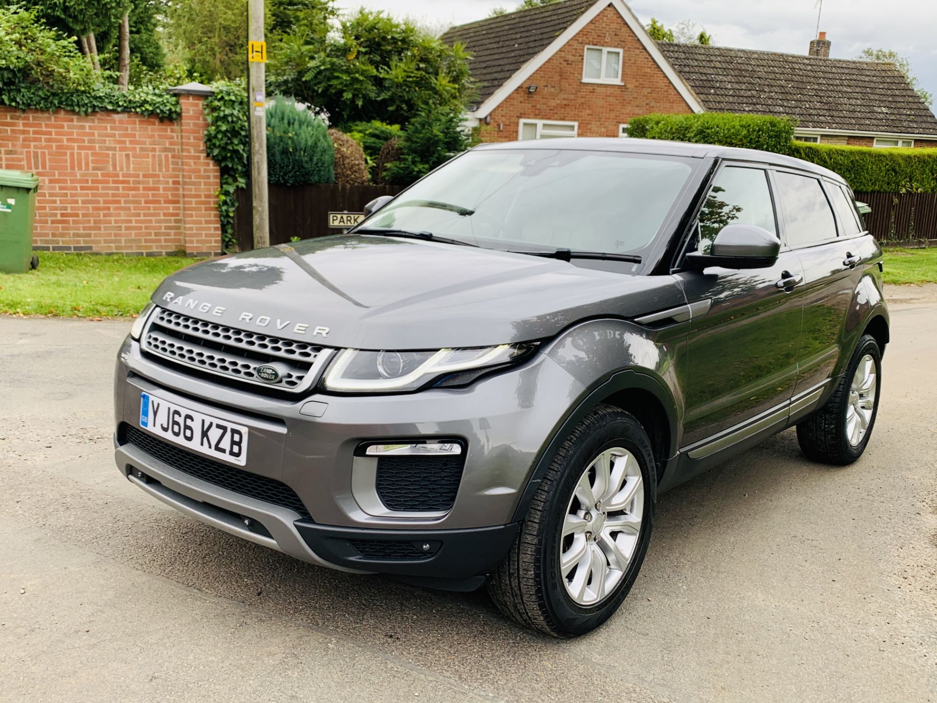 (On Sale) RANGE ROVER EVOQUE *SE TECH* SUV (2017 - EURO 6) '2.0 ED4 - 150 BHP' *LEATHER* (HUGE SPEC) - Image 5 of 48