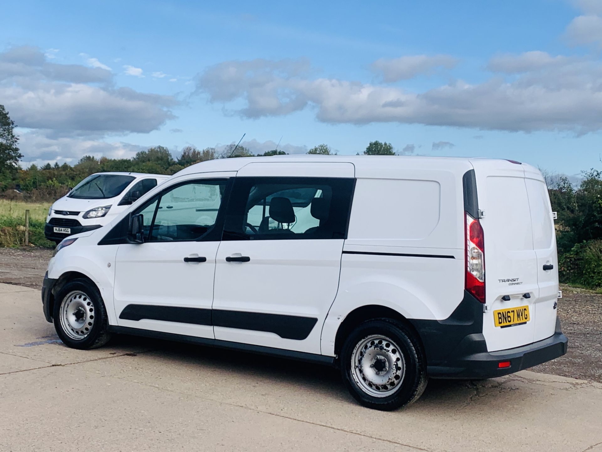 FORD TRANSIT CONNECT *LWB- 5 SEATER CREW VAN* (2018 - EURO 6) 1.5 TDCI - 100 BHP *AIR CON* (1 OWNER) - Image 9 of 40