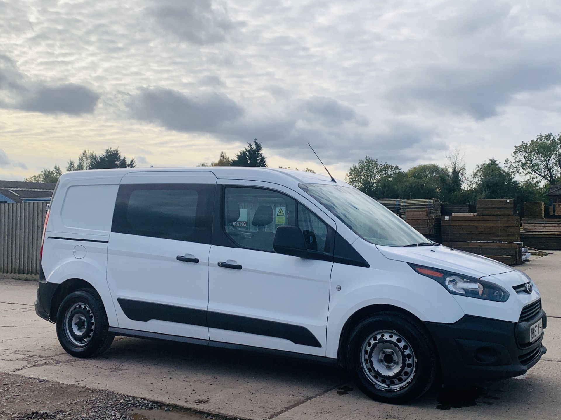 FORD TRANSIT CONNECT *LWB- 5 SEATER CREW VAN* (2018 - EURO 6) 1.5 TDCI - 100 BHP *AIR CON* (1 OWNER)