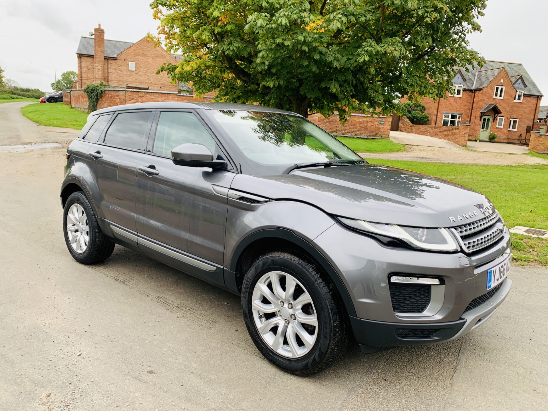 (On Sale) RANGE ROVER EVOQUE *SE TECH* SUV (2017 - EURO 6) '2.0 ED4 - 150 BHP' *LEATHER* (HUGE SPEC) - Image 2 of 48