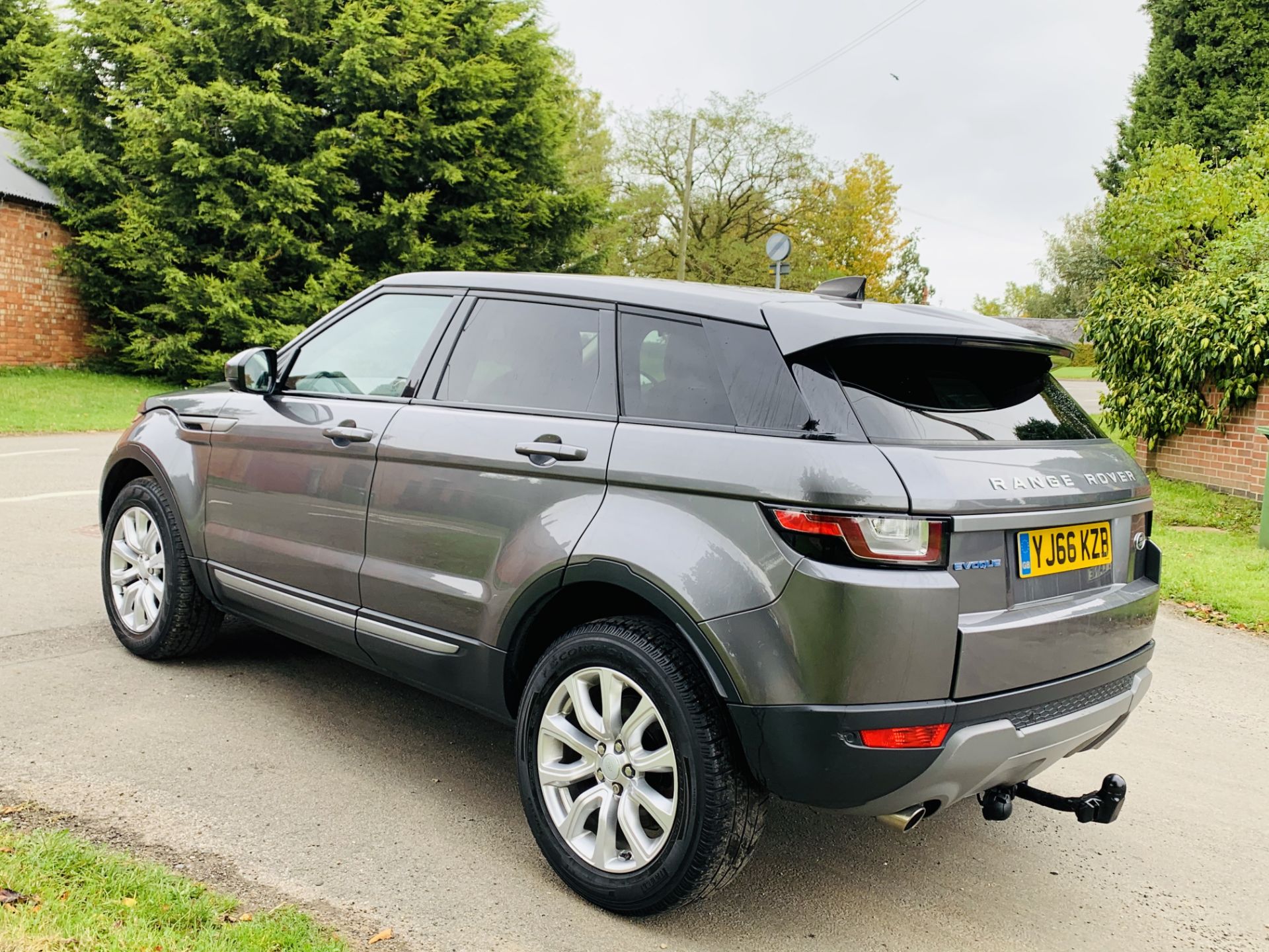 (On Sale) RANGE ROVER EVOQUE *SE TECH* SUV (2017 - EURO 6) '2.0 ED4 - 150 BHP' *LEATHER* (HUGE SPEC) - Image 9 of 48