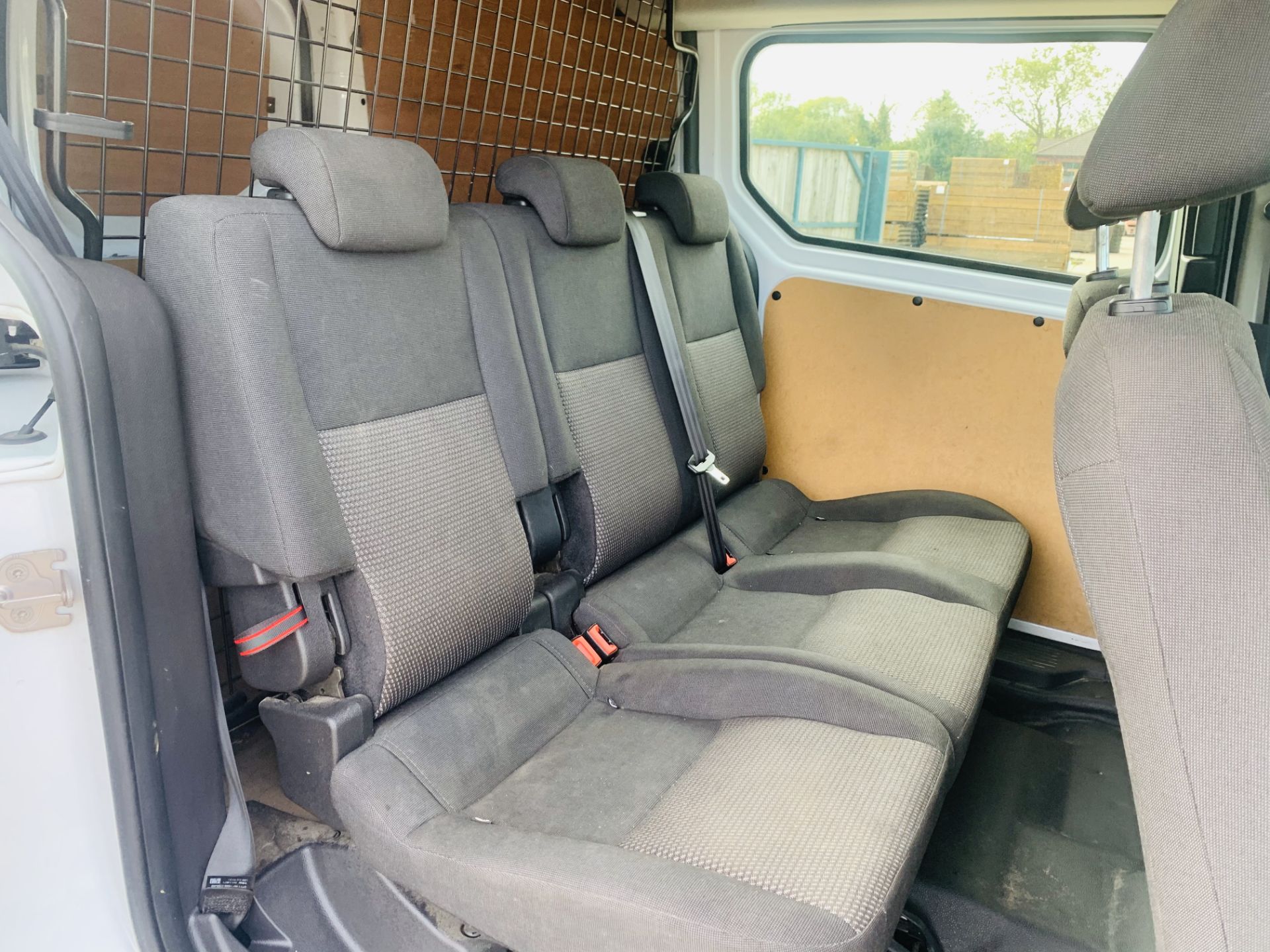 FORD TRANSIT CONNECT *LWB- 5 SEATER CREW VAN* (2018 - EURO 6) 1.5 TDCI - 100 BHP *AIR CON* (1 OWNER) - Image 25 of 40