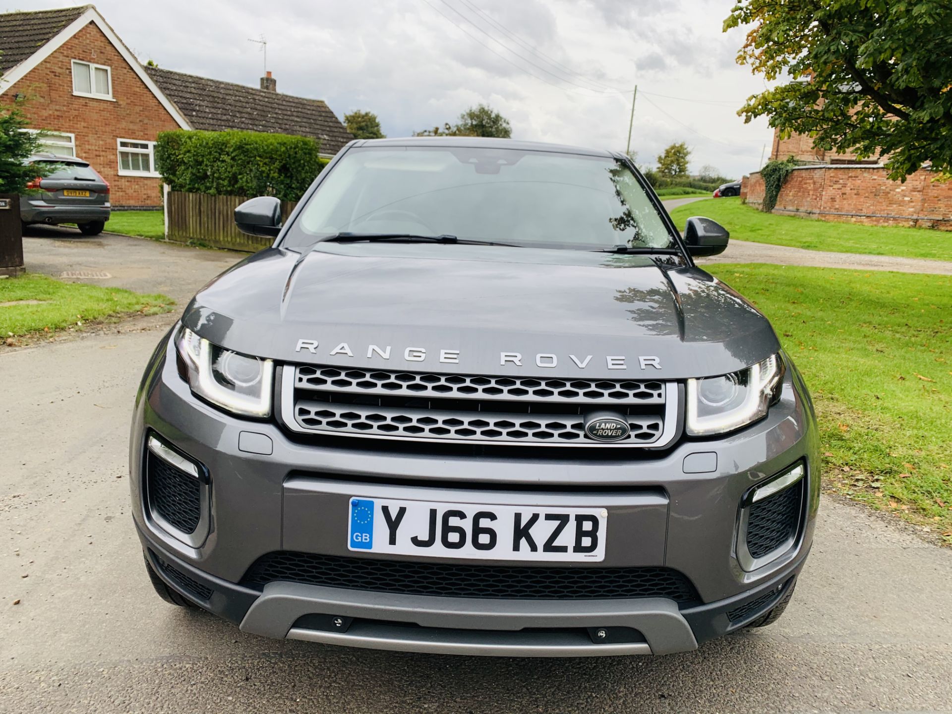 (On Sale) RANGE ROVER EVOQUE *SE TECH* SUV (2017 - EURO 6) '2.0 ED4 - 150 BHP' *LEATHER* (HUGE SPEC) - Image 4 of 48