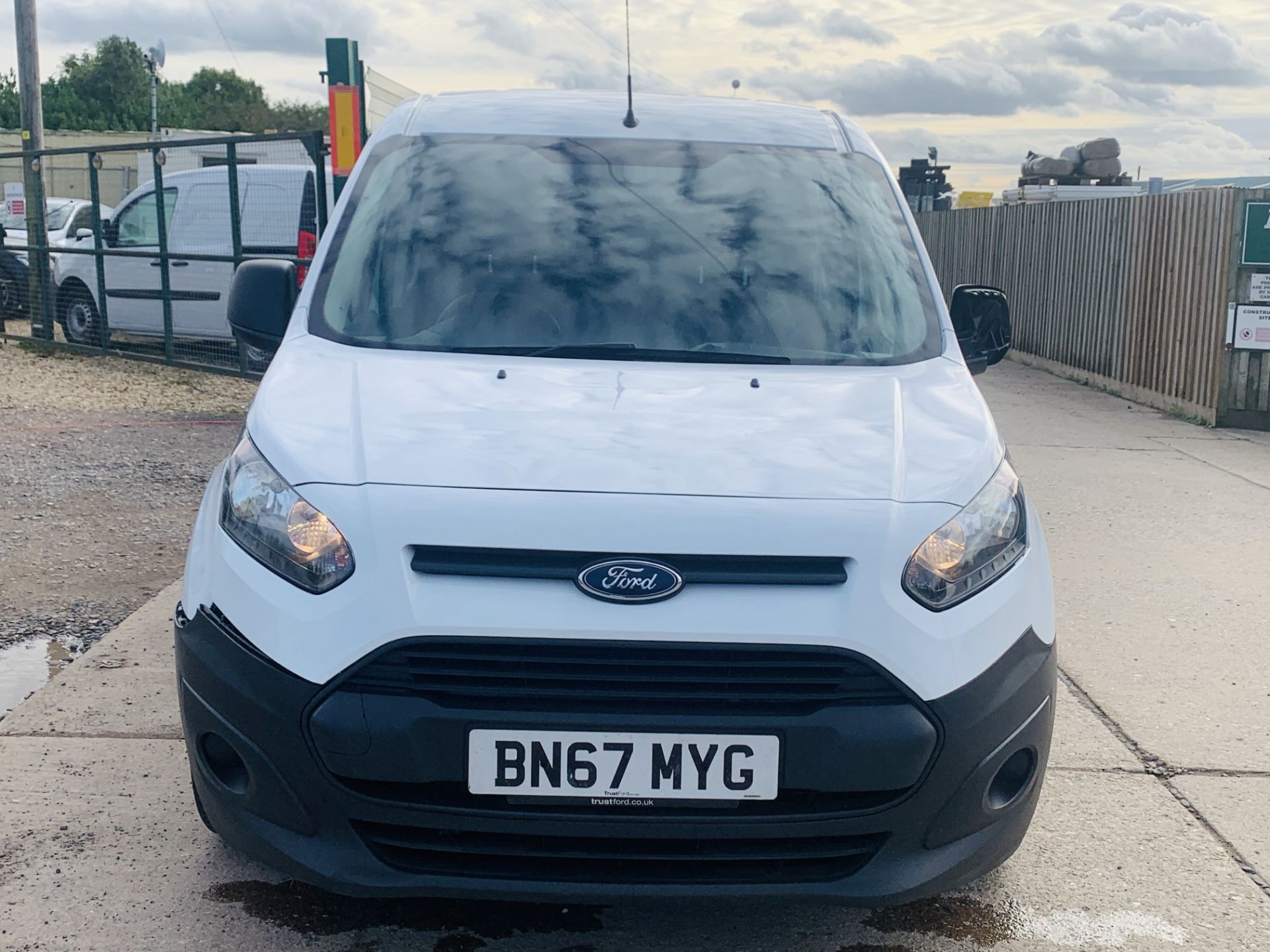 FORD TRANSIT CONNECT *LWB- 5 SEATER CREW VAN* (2018 - EURO 6) 1.5 TDCI - 100 BHP *AIR CON* (1 OWNER) - Image 4 of 40