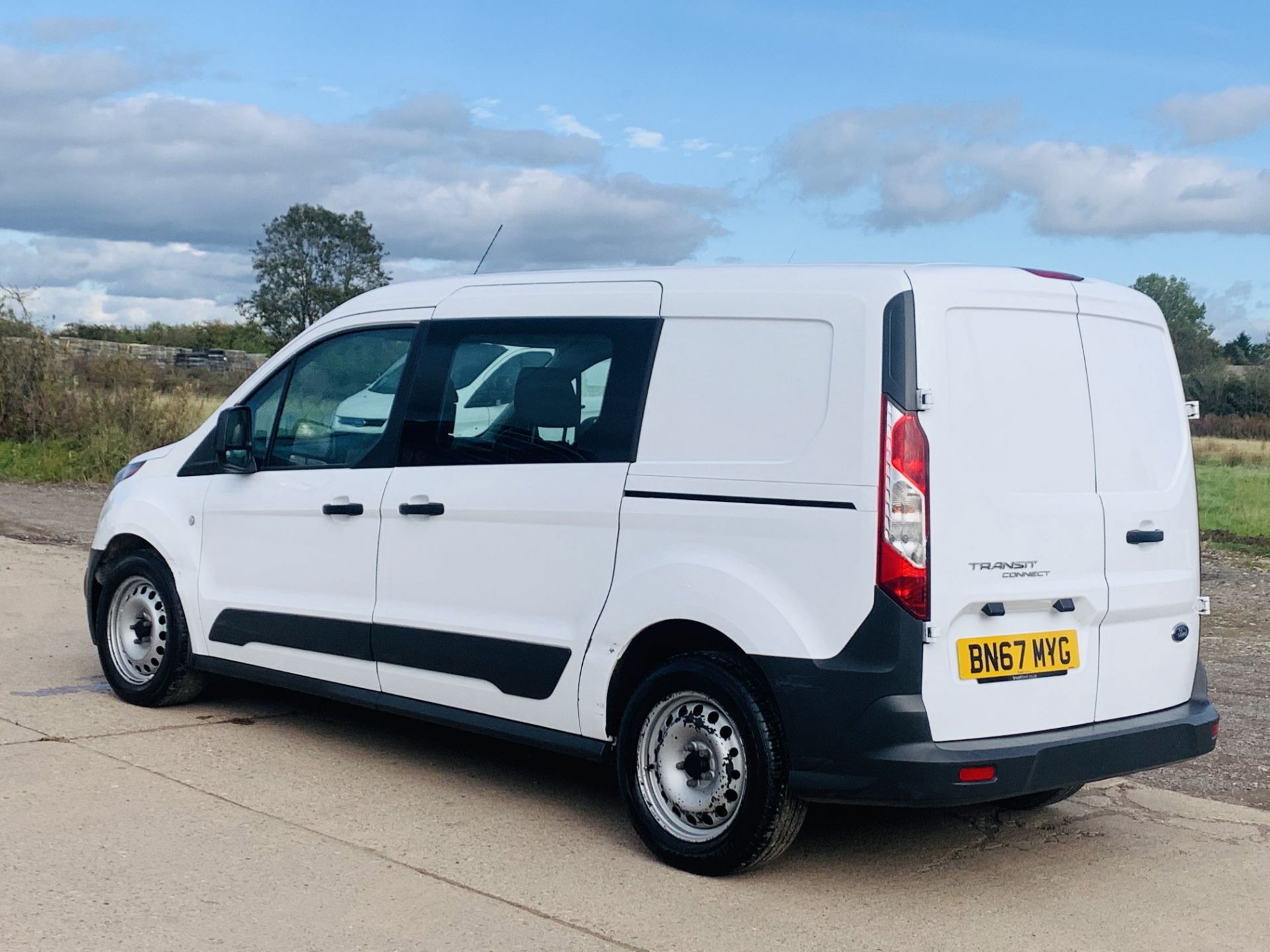 FORD TRANSIT CONNECT *LWB- 5 SEATER CREW VAN* (2018 - EURO 6) 1.5 TDCI - 100 BHP *AIR CON* (1 OWNER) - Image 10 of 40