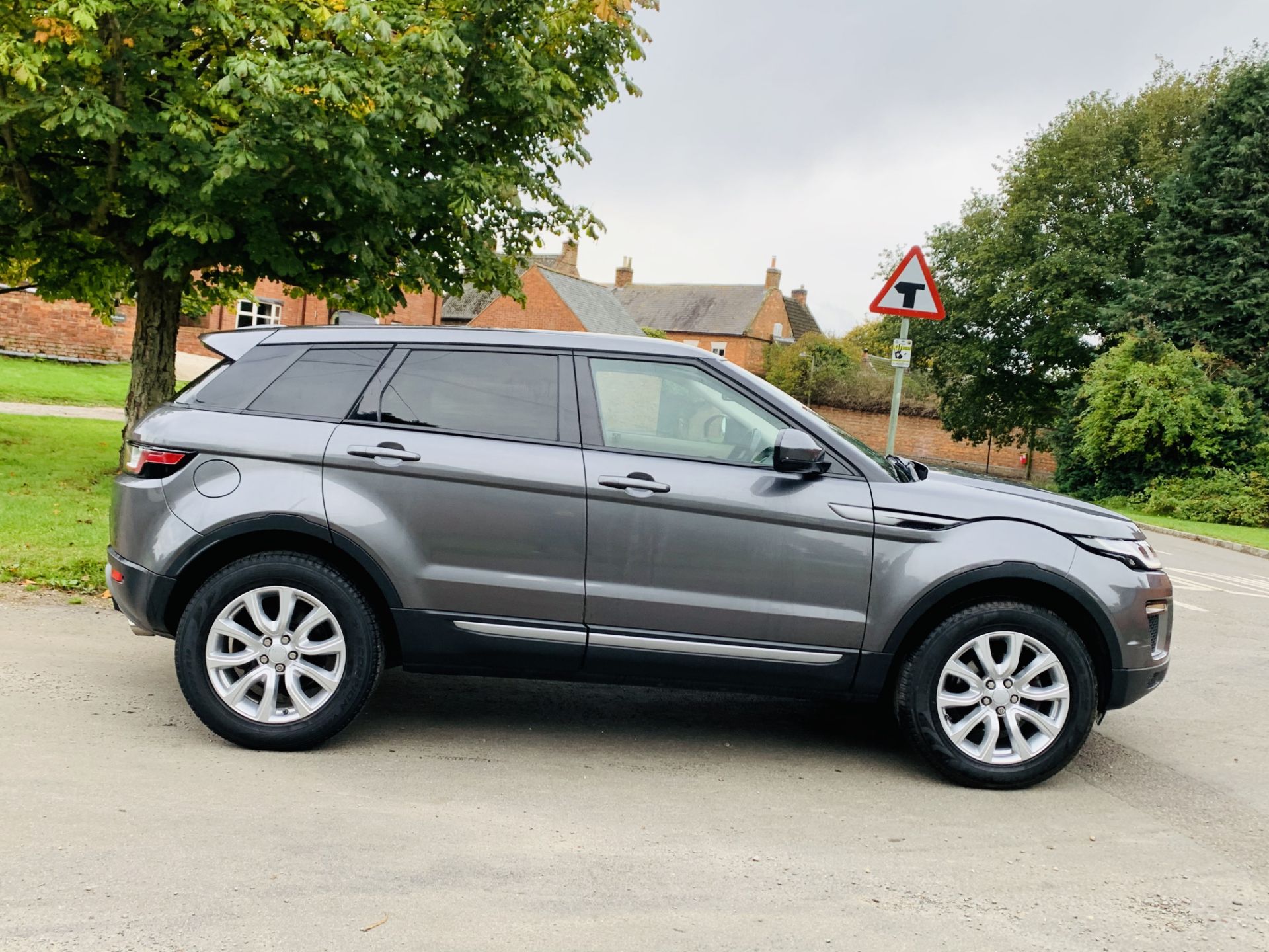 (On Sale) RANGE ROVER EVOQUE *SE TECH* SUV (2017 - EURO 6) '2.0 ED4 - 150 BHP' *LEATHER* (HUGE SPEC) - Image 14 of 48