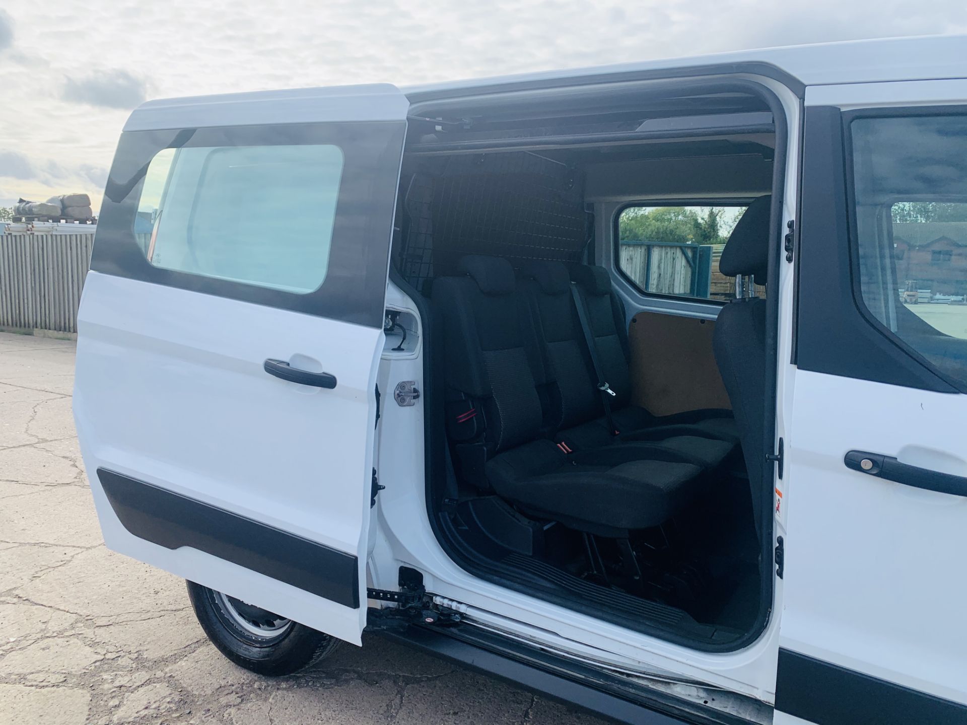 FORD TRANSIT CONNECT *LWB- 5 SEATER CREW VAN* (2018 - EURO 6) 1.5 TDCI - 100 BHP *AIR CON* (1 OWNER) - Image 24 of 40