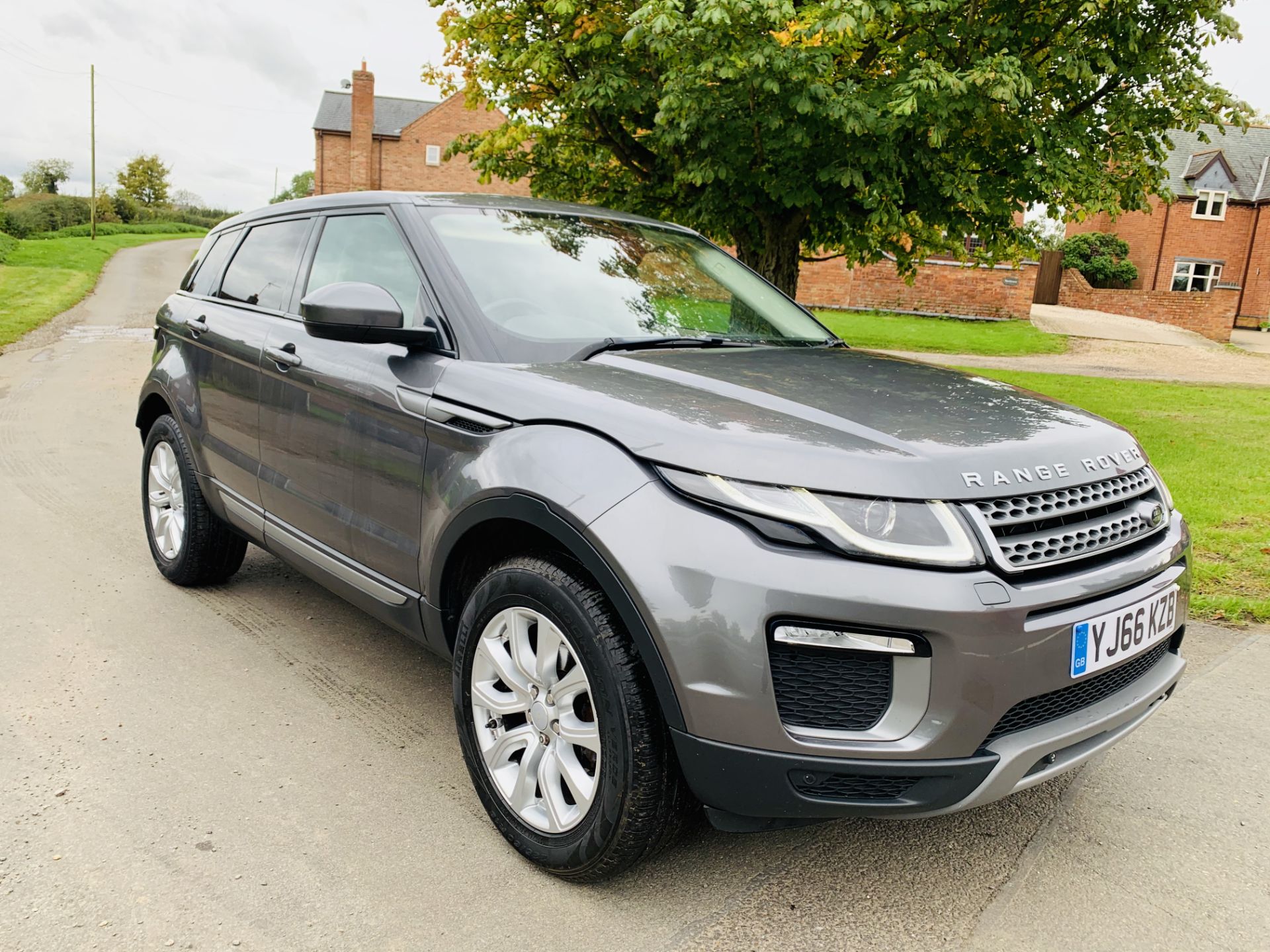 (On Sale) RANGE ROVER EVOQUE *SE TECH* SUV (2017 - EURO 6) '2.0 ED4 - 150 BHP' *LEATHER* (HUGE SPEC) - Image 3 of 48