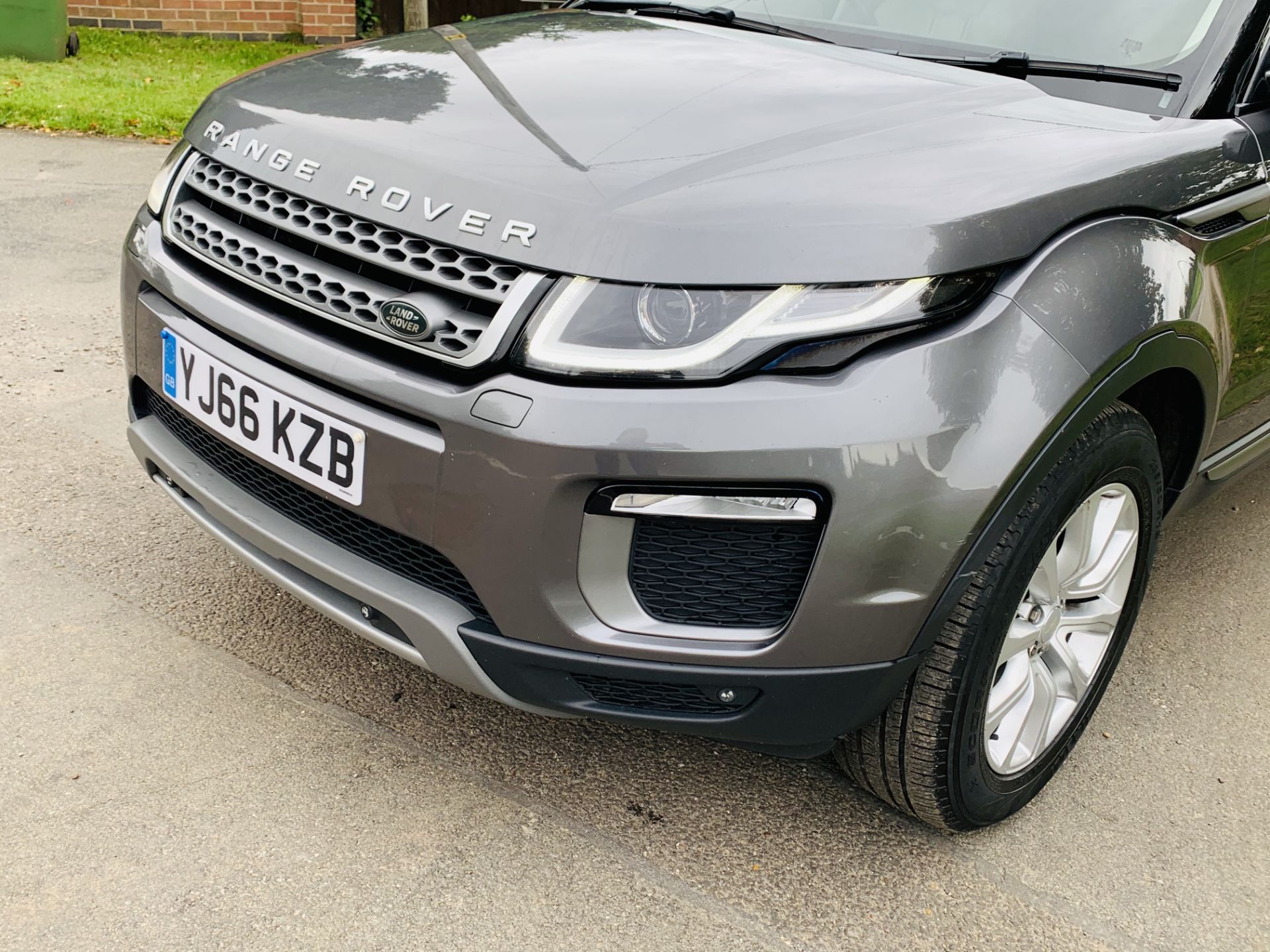 (On Sale) RANGE ROVER EVOQUE *SE TECH* SUV (2017 - EURO 6) '2.0 ED4 - 150 BHP' *LEATHER* (HUGE SPEC) - Image 16 of 48