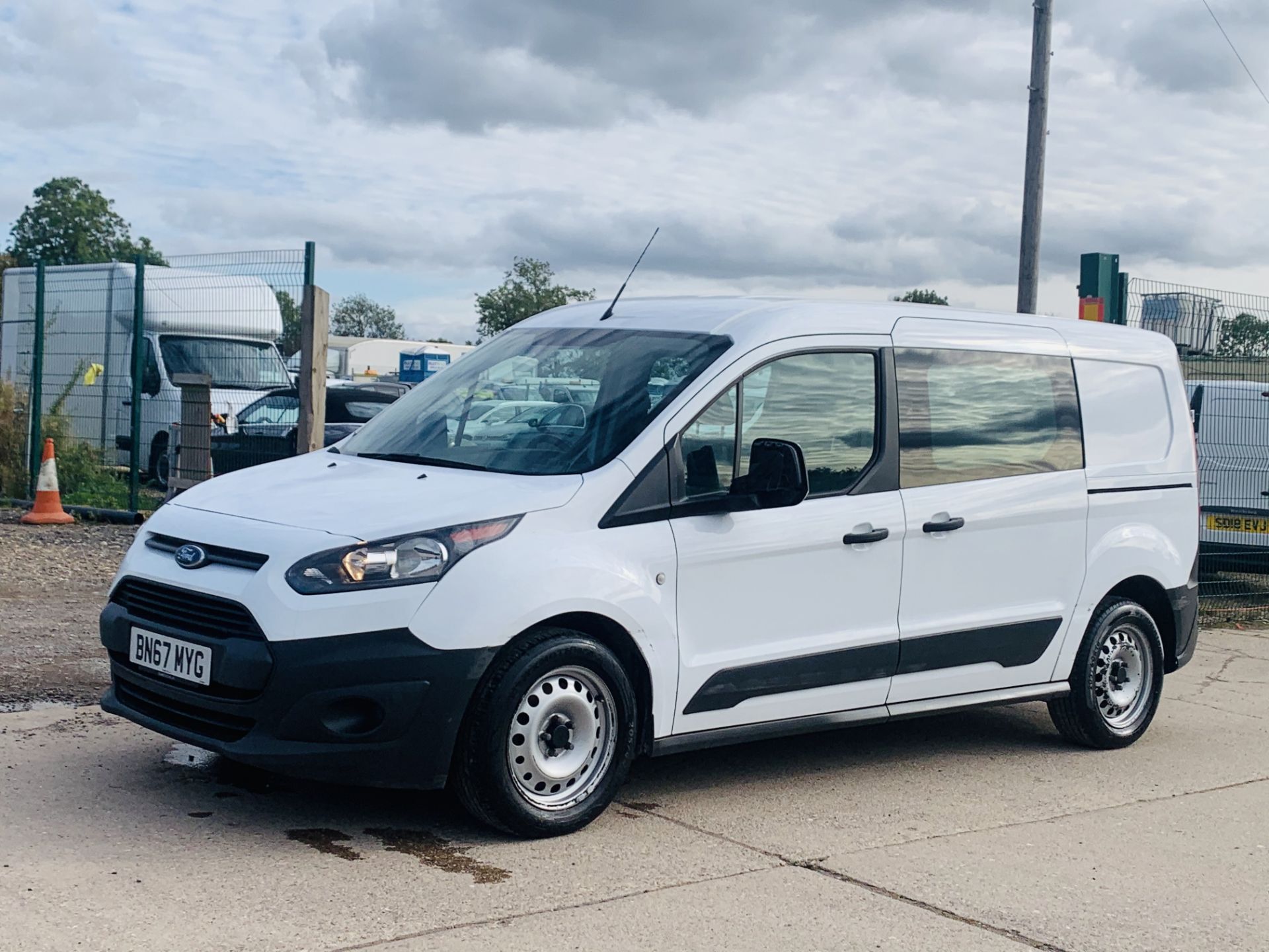 FORD TRANSIT CONNECT *LWB- 5 SEATER CREW VAN* (2018 - EURO 6) 1.5 TDCI - 100 BHP *AIR CON* (1 OWNER) - Image 7 of 40