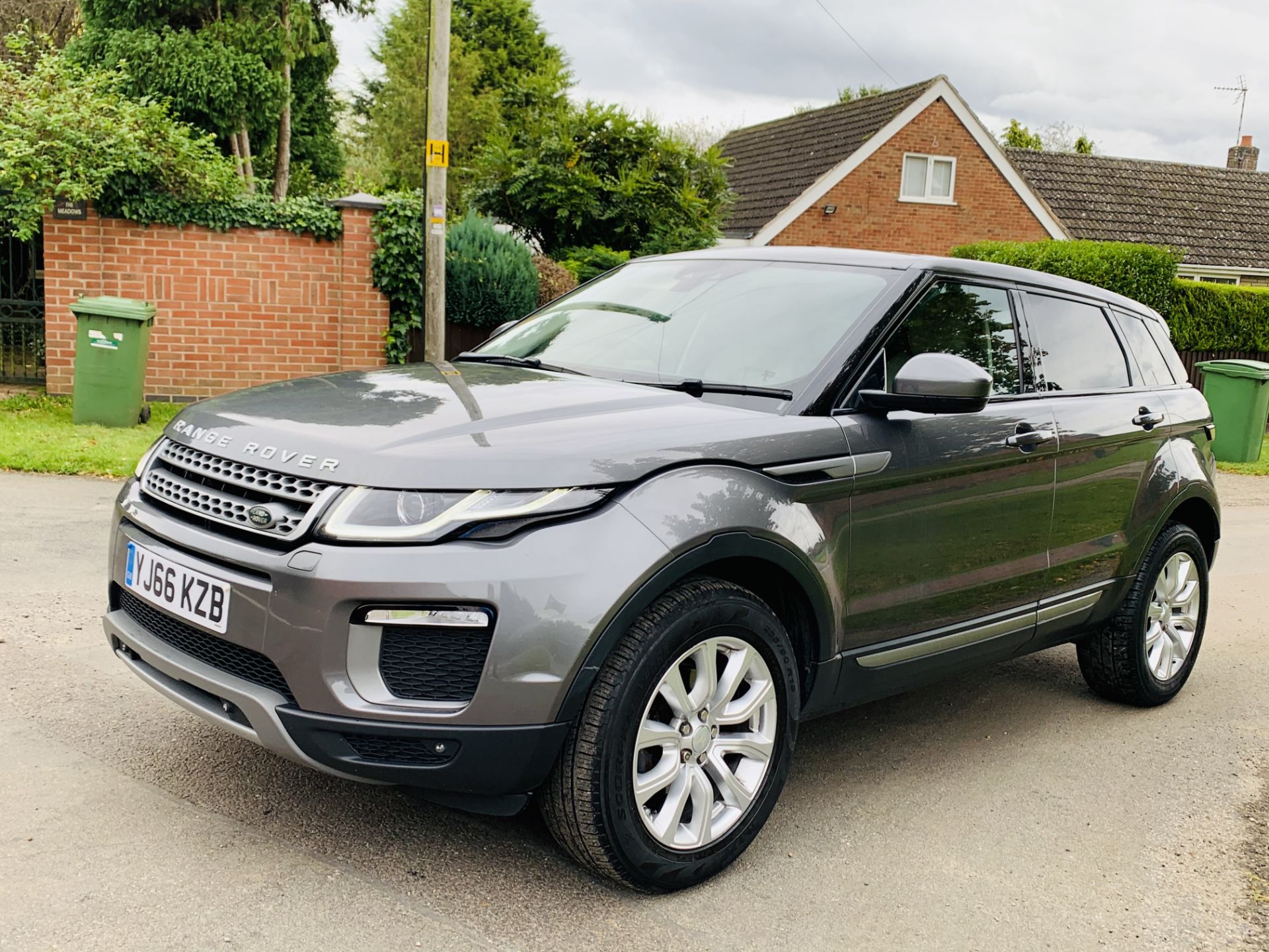 (On Sale) RANGE ROVER EVOQUE *SE TECH* SUV (2017 - EURO 6) '2.0 ED4 - 150 BHP' *LEATHER* (HUGE SPEC) - Image 6 of 48