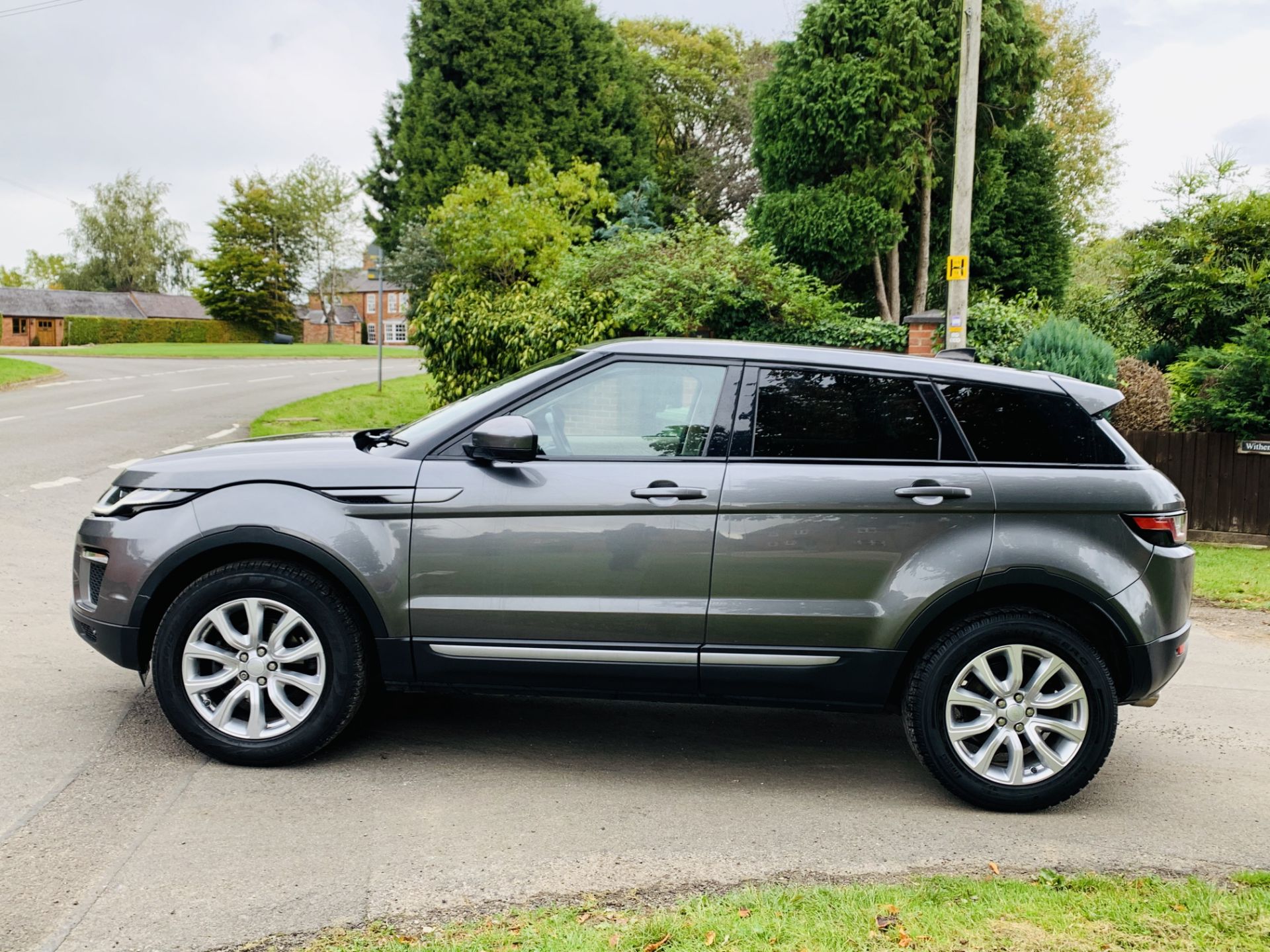 (On Sale) RANGE ROVER EVOQUE *SE TECH* SUV (2017 - EURO 6) '2.0 ED4 - 150 BHP' *LEATHER* (HUGE SPEC) - Image 8 of 48