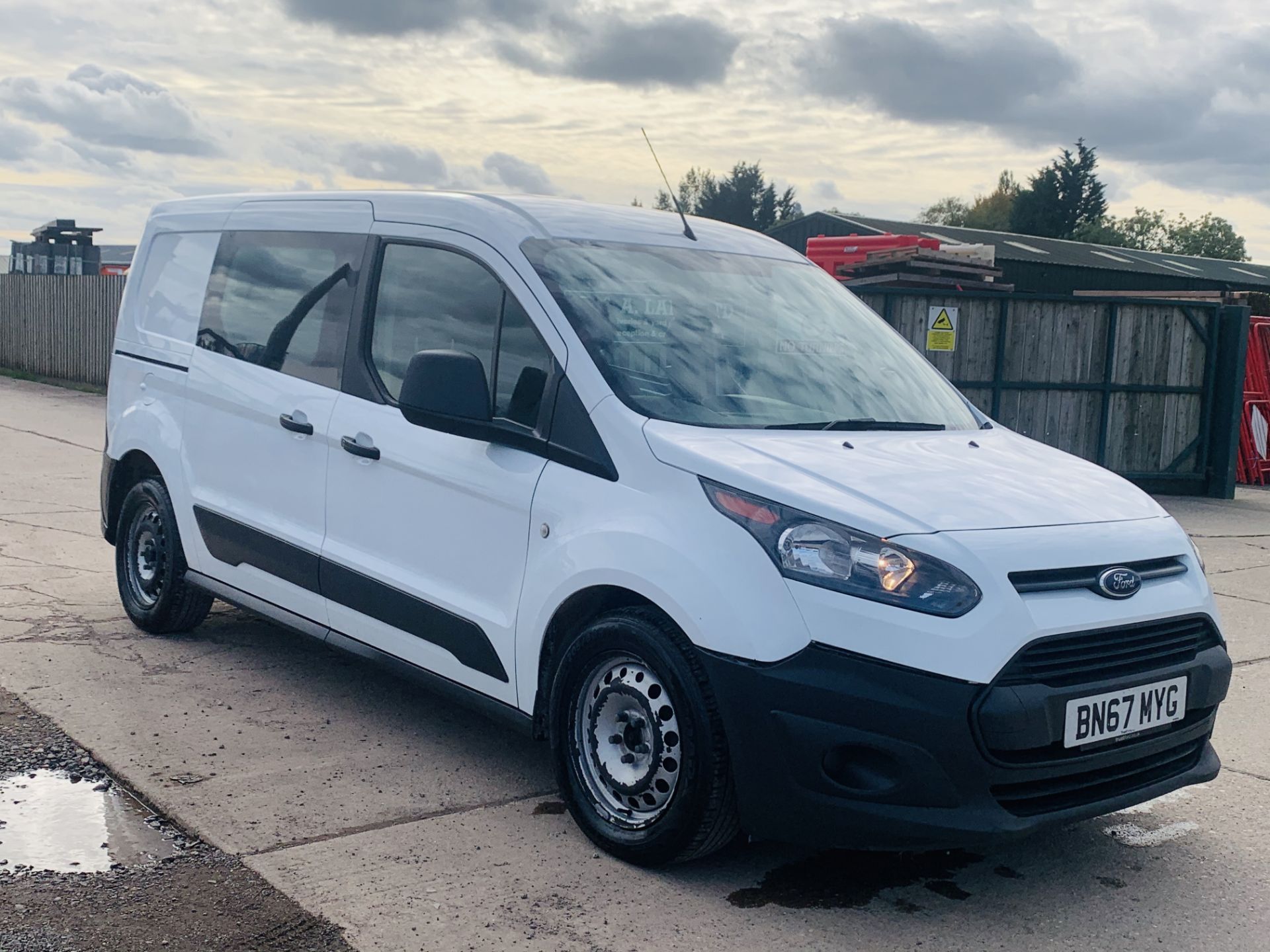 FORD TRANSIT CONNECT *LWB- 5 SEATER CREW VAN* (2018 - EURO 6) 1.5 TDCI - 100 BHP *AIR CON* (1 OWNER) - Image 3 of 40