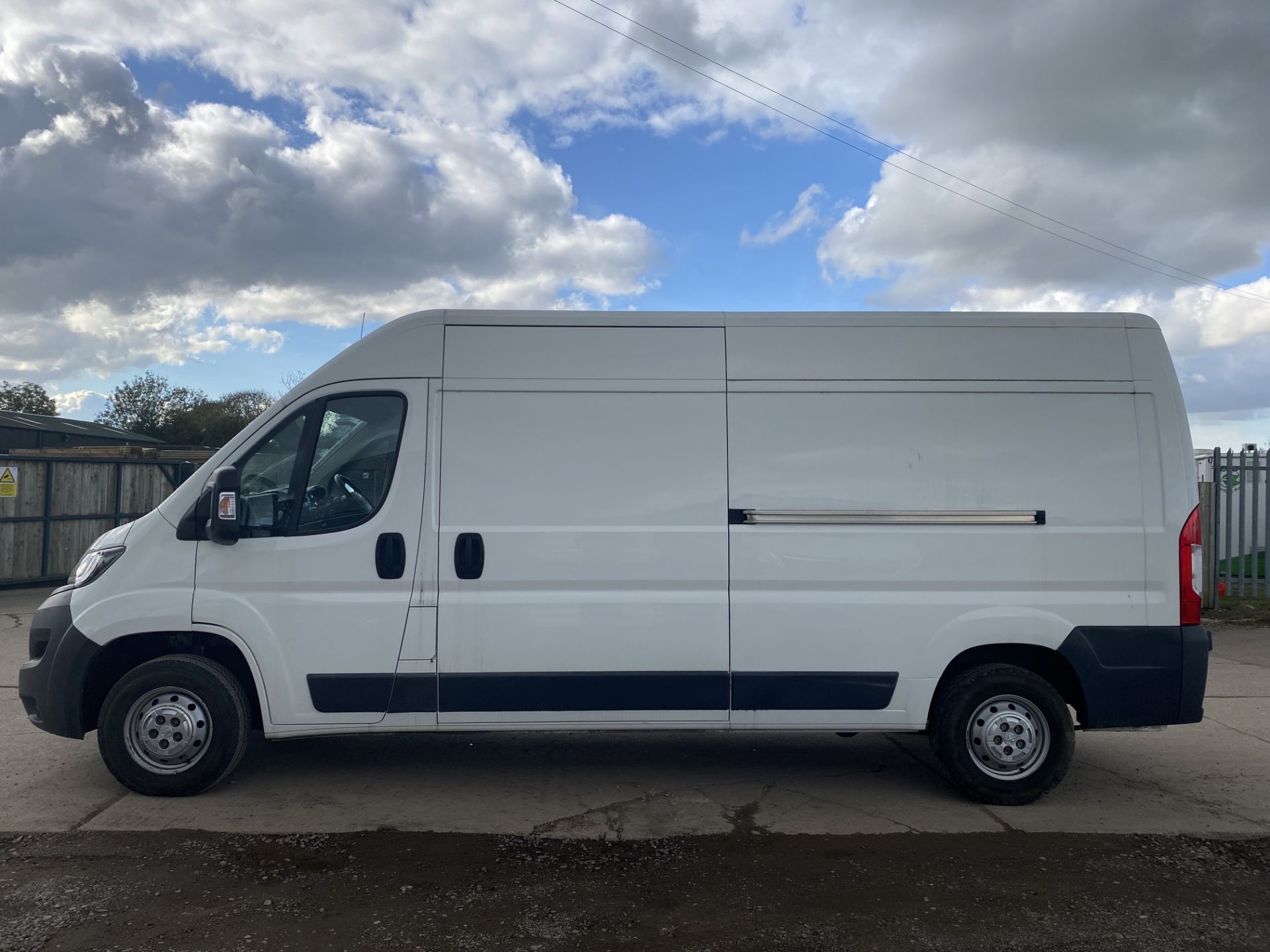 (ON SALE) PEUGEOT BOXER 2.0"HDI" (130) EURO 6 "LWB HIGH ROOF - 2018 MODEL -ONLY 20K MILES- SAT NAV- - Image 4 of 16