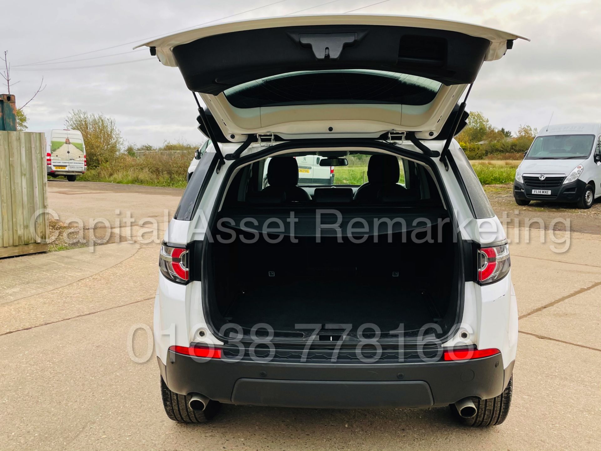 LAND ROVER DISCOVERY SPORT *SPECIAL EDITION* SUV (2018) '2.0 TD4 - STOP/START' (1 OWNER FROM NEW) - Image 29 of 48