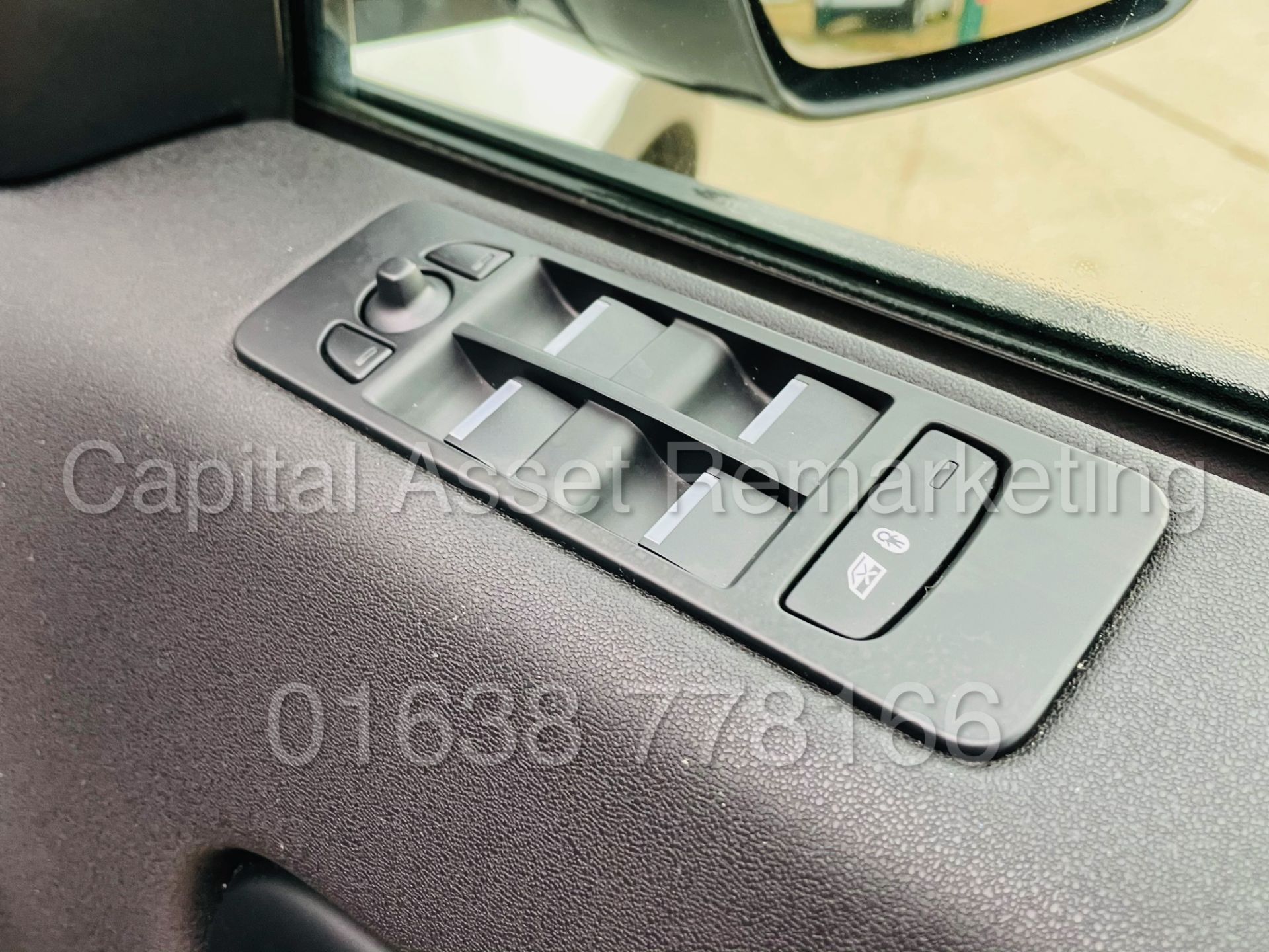 LAND ROVER DISCOVERY SPORT *SPECIAL EDITION* SUV (2018) '2.0 TD4 - STOP/START' (1 OWNER FROM NEW) - Image 34 of 48