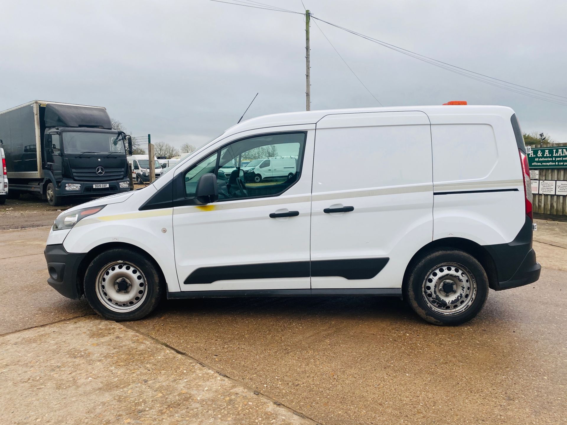 (ON SALE) FORD TRANSIT CONNECT 1.5"TDCI " SWB L1 - 17 REG - EURO 6 - 1 OWNER - FSH - AIR CON!!! - Image 5 of 21