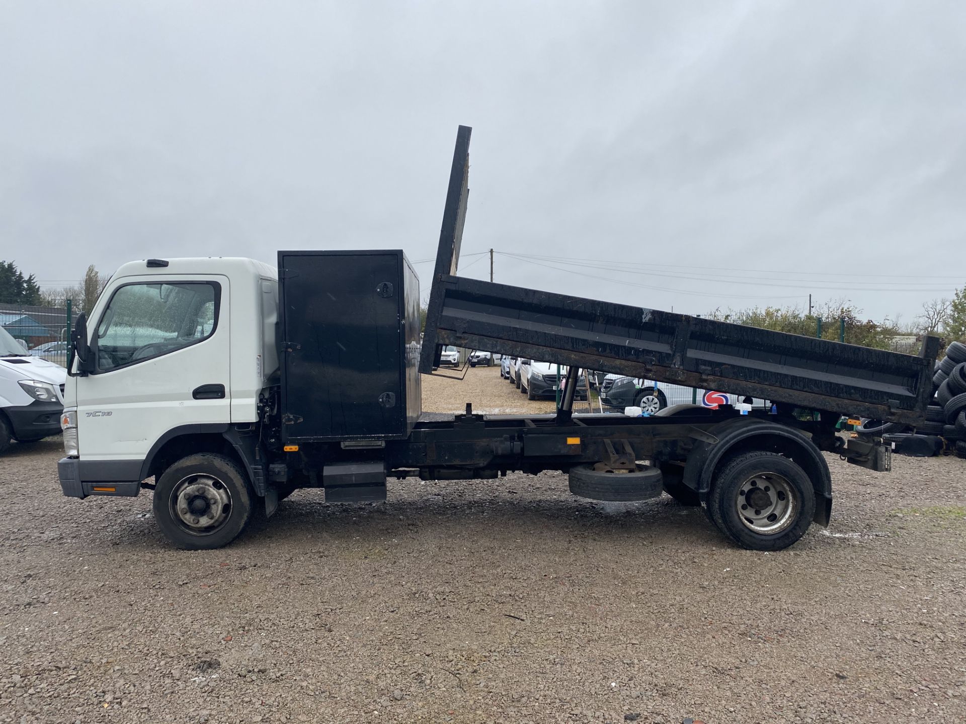 (ON SALE) MITSUBISHI CANTER 7C18 TIPPER TRUCK - 10 REG - 7500KG TIPPER - MANUAL GEARBOX - LOW MILES - Image 5 of 15