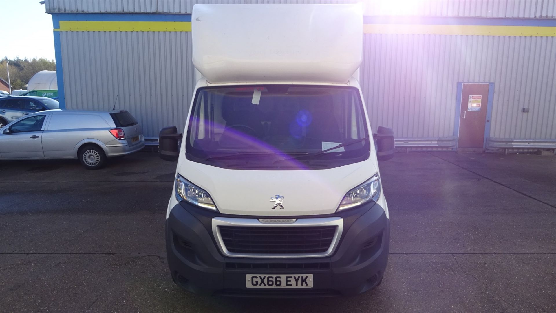 (ON SALE) PEUGEOT BOXER *LWB -LUTON / BOX VAN* (2017 - EURO 6) '2.2 HDI -130 BHP (1 OWNER) *3500 KG* - Image 9 of 10