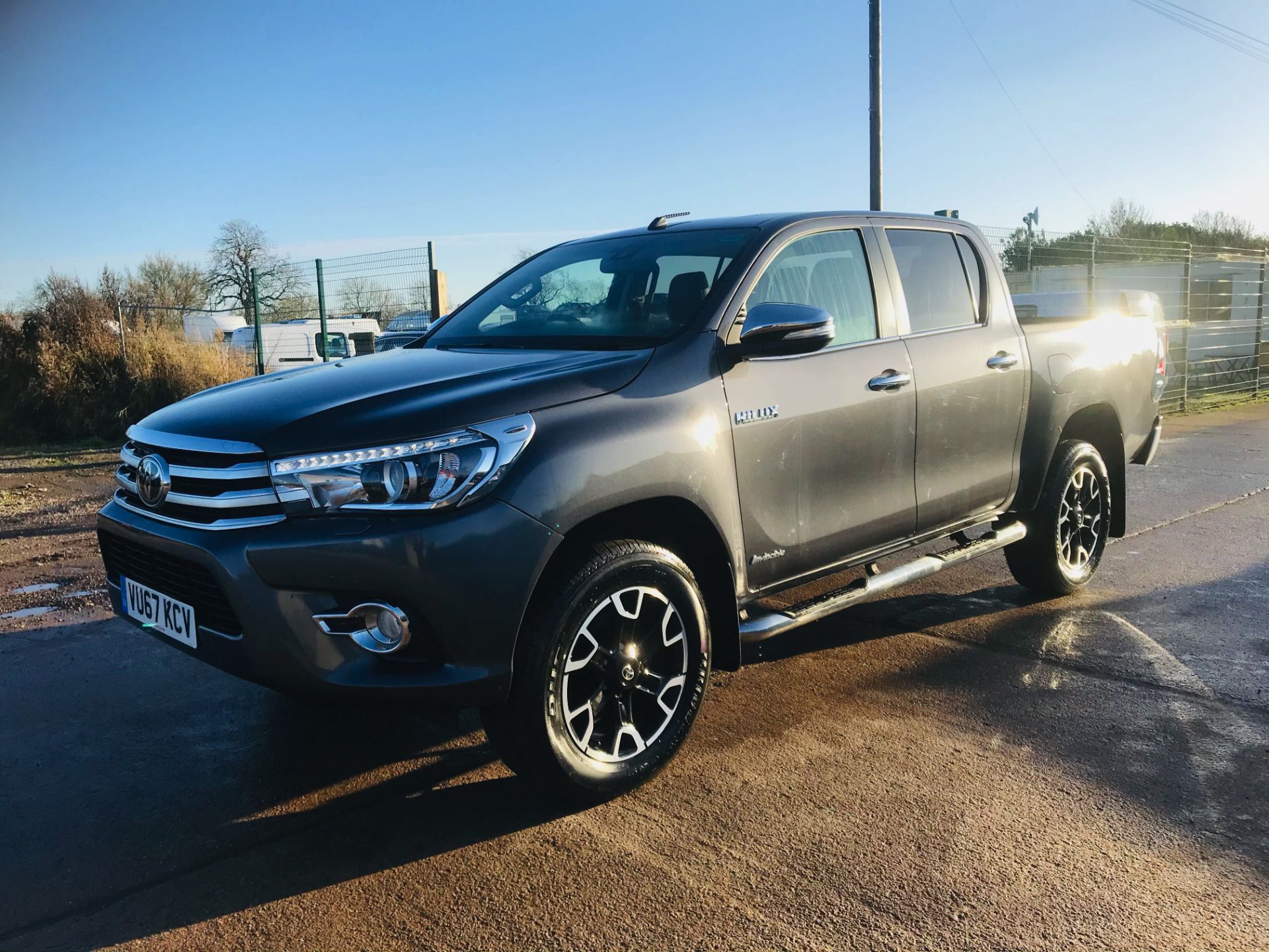 (ON SALE) TOYOTA HILUX "INVINCIBLE X" 2.4D-4D D/C 4X4 (2018 MODEL) HUGE SPEC -LEATHER - SAT NAV - Image 3 of 22