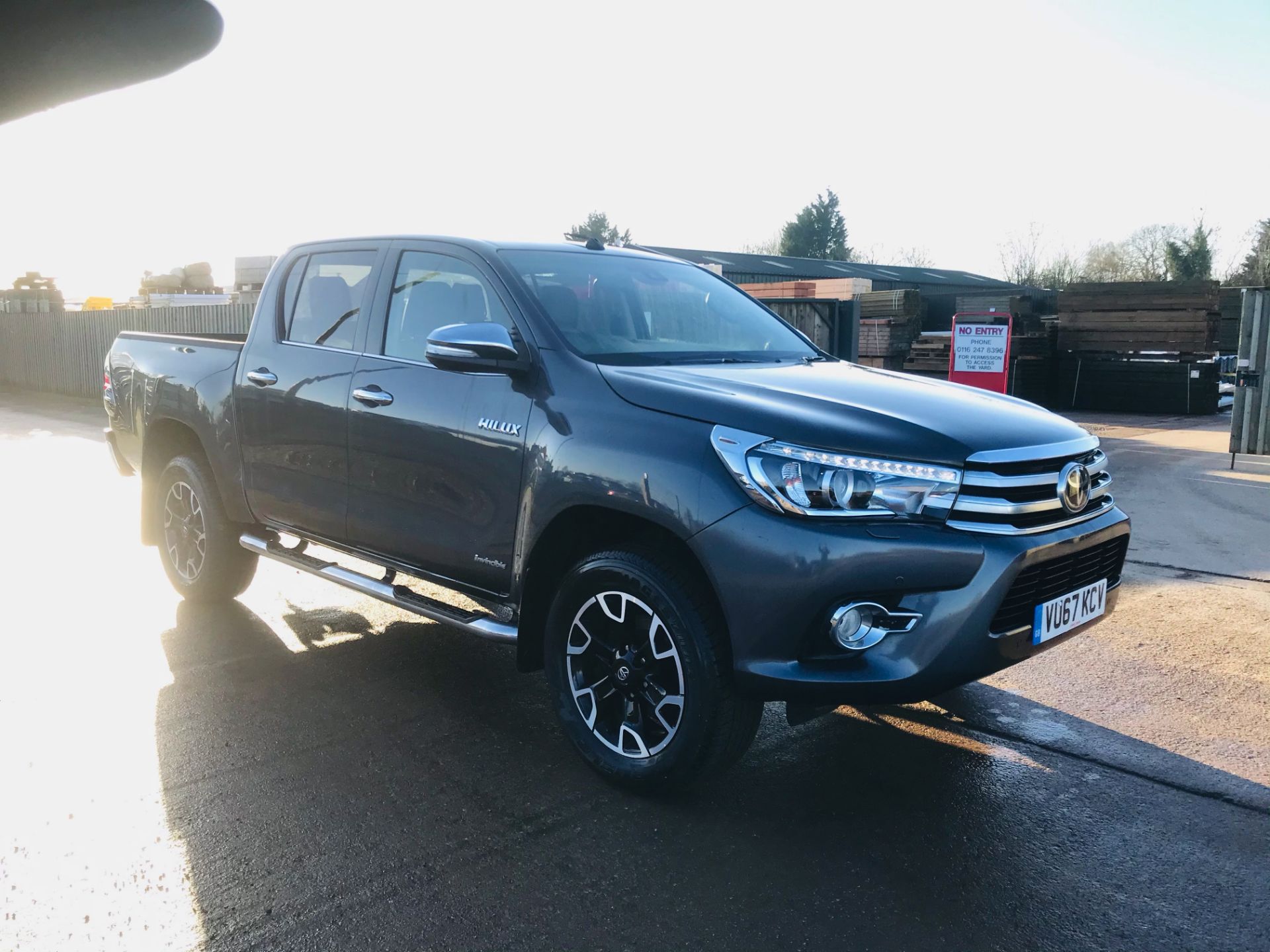 (ON SALE) TOYOTA HILUX "INVINCIBLE X" 2.4D-4D D/C 4X4 (2018 MODEL) HUGE SPEC -LEATHER - SAT NAV - Image 5 of 22